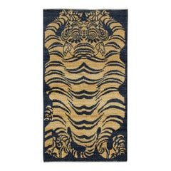 Rug & Kilim's Classic Style Tiger Runner in Marineblau und Gold Pictorial