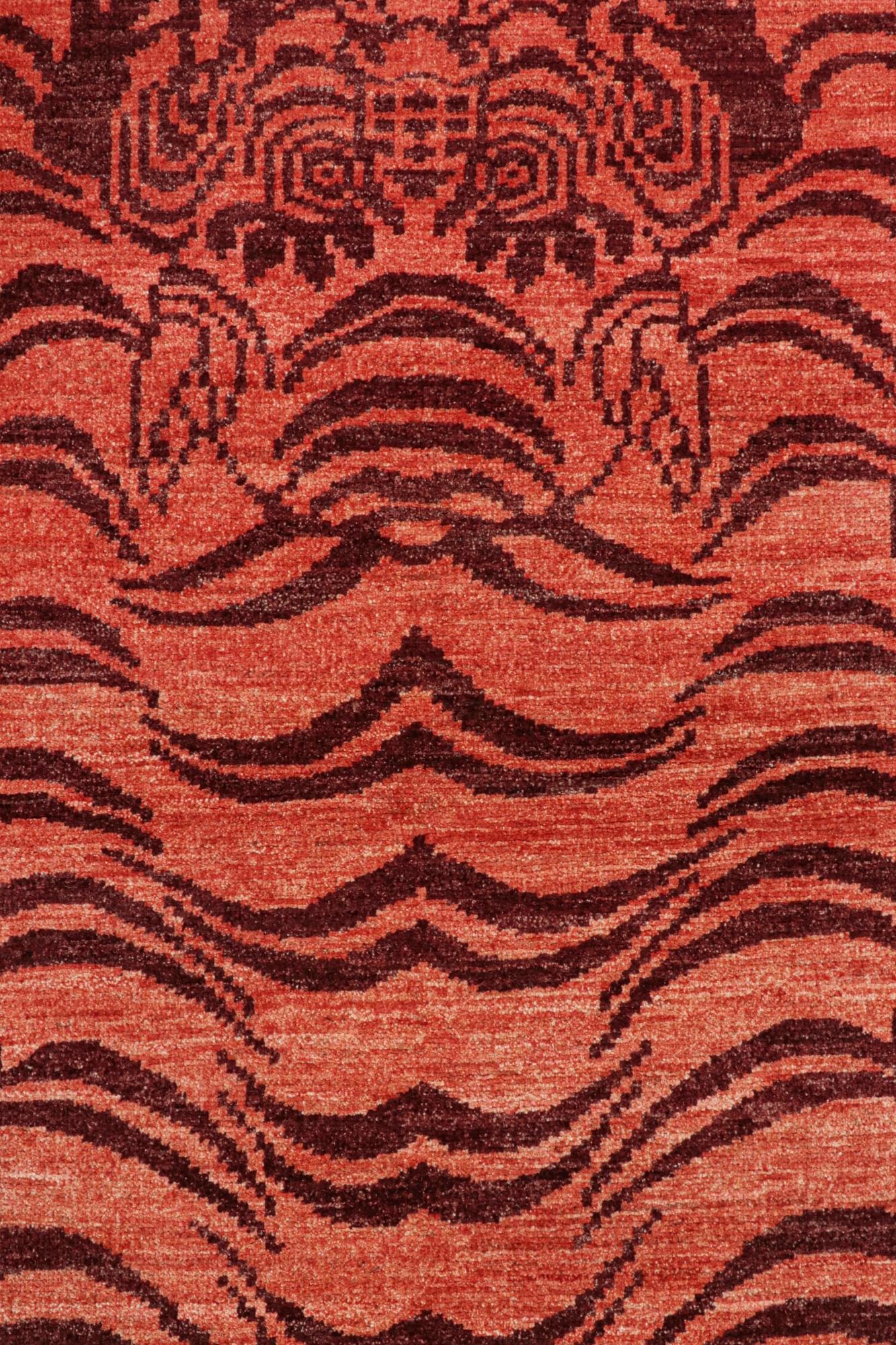 XXIe siècle et contemporain Tapis & Kilim's Classic Style Tiger Runner in Orange and Red Pictorial (en anglais) en vente