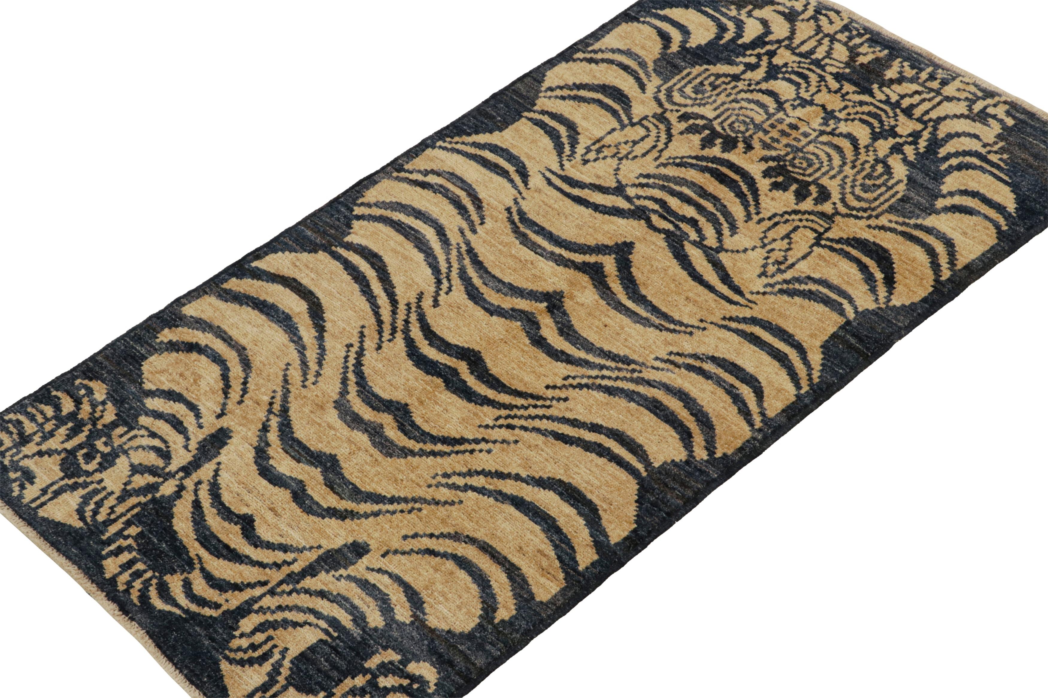 Ce tapis tigré contemporain 3x6 est un nouvel ajout audacieux à la Collection Tigres de Rug & Kilim. Notre collection s'étend sur plusieurs cultures et reprend les styles picturaux emblématiques de l'art populaire et des tapis orientaux anciens