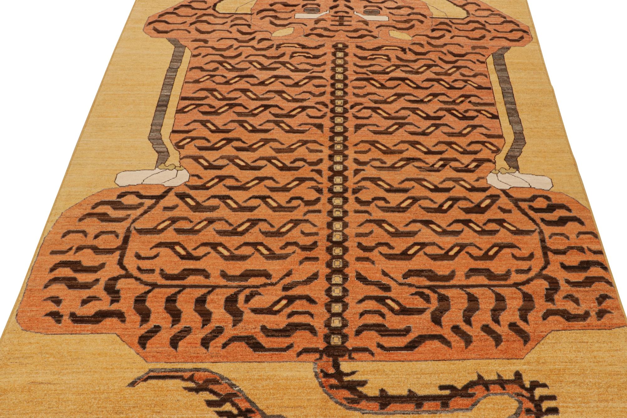 Rug & Kilim è un tappeto in pelle di tigre in stile classico con immagini arancioni e marroni. In condizioni Nuovo in vendita a Long Island City, NY