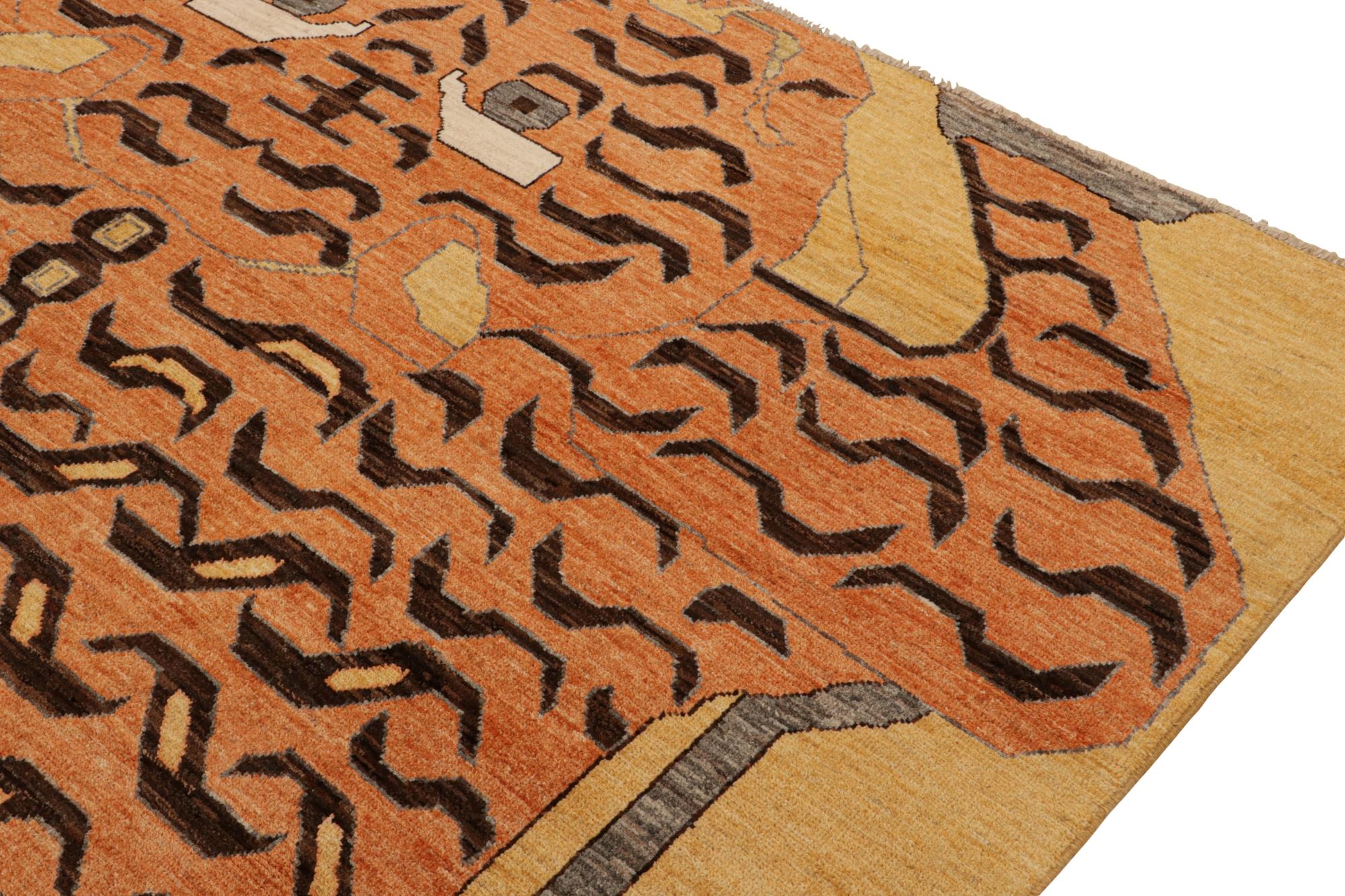 Rug & Kilim’s Classic-Style Tiger-Skin Rug Design with Orange & Brown Pictorial (21. Jahrhundert und zeitgenössisch) im Angebot