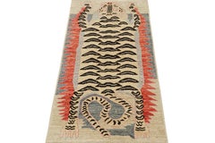 Rug & Kilim - Runner in pelle di tigre in stile classico di colore beige con immagini geometriche
