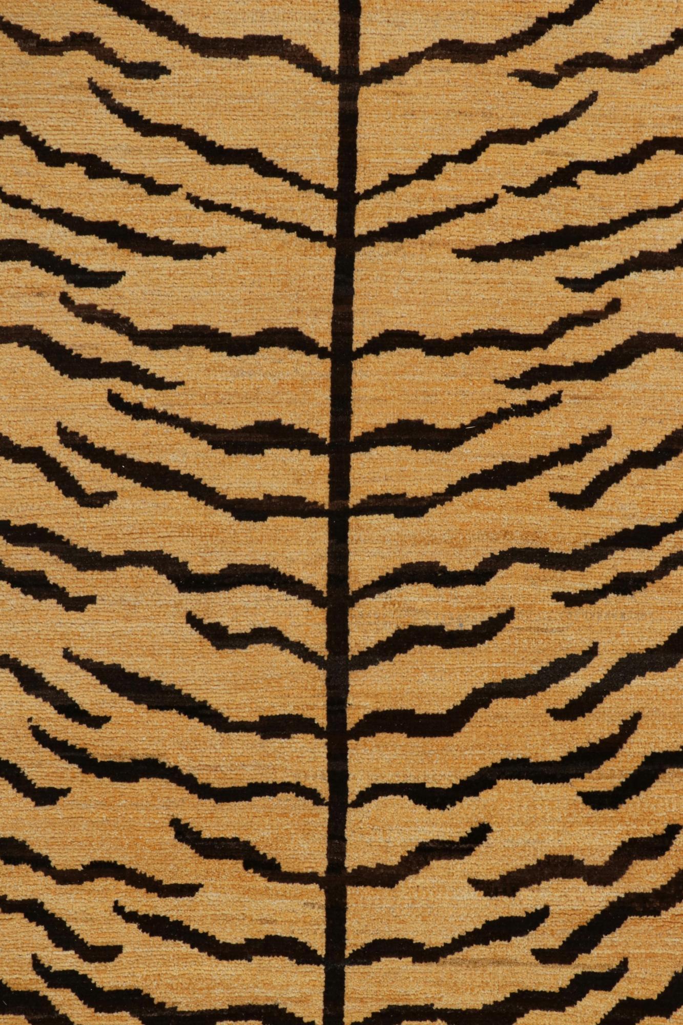 Rug & Kilim’s Classic Style Tiger-Skin Runner in Gold & Black In New Condition For Sale In Long Island City, NY