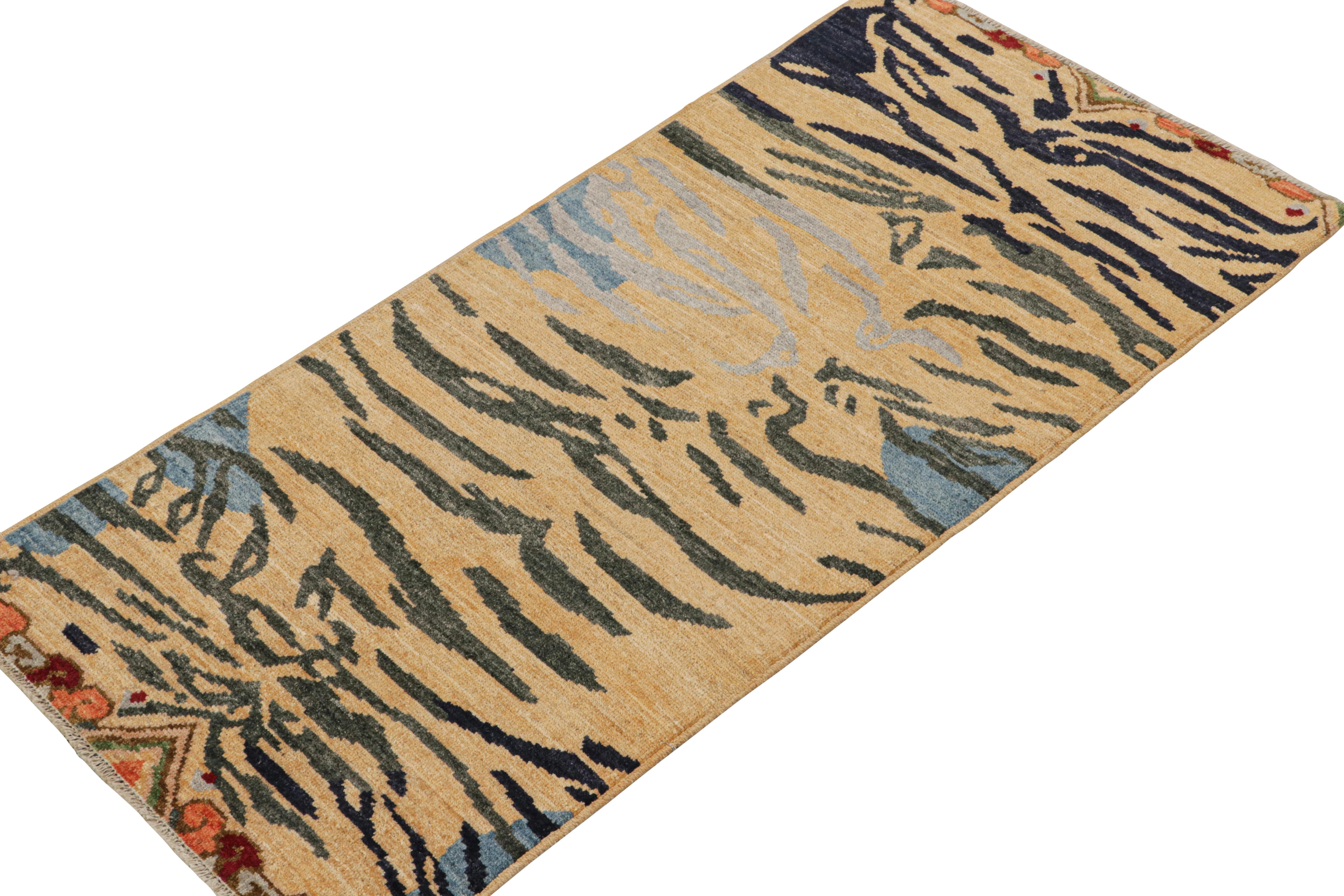 Pakistanais Tapis & Kilim's Classic Style Tiger-Skin Runner in Gold with Gray and Blue Stripes (Tapis & Kilim's Classic Style Tiger-Skin Runner in Gold with Gray and Blue Stripes) en vente