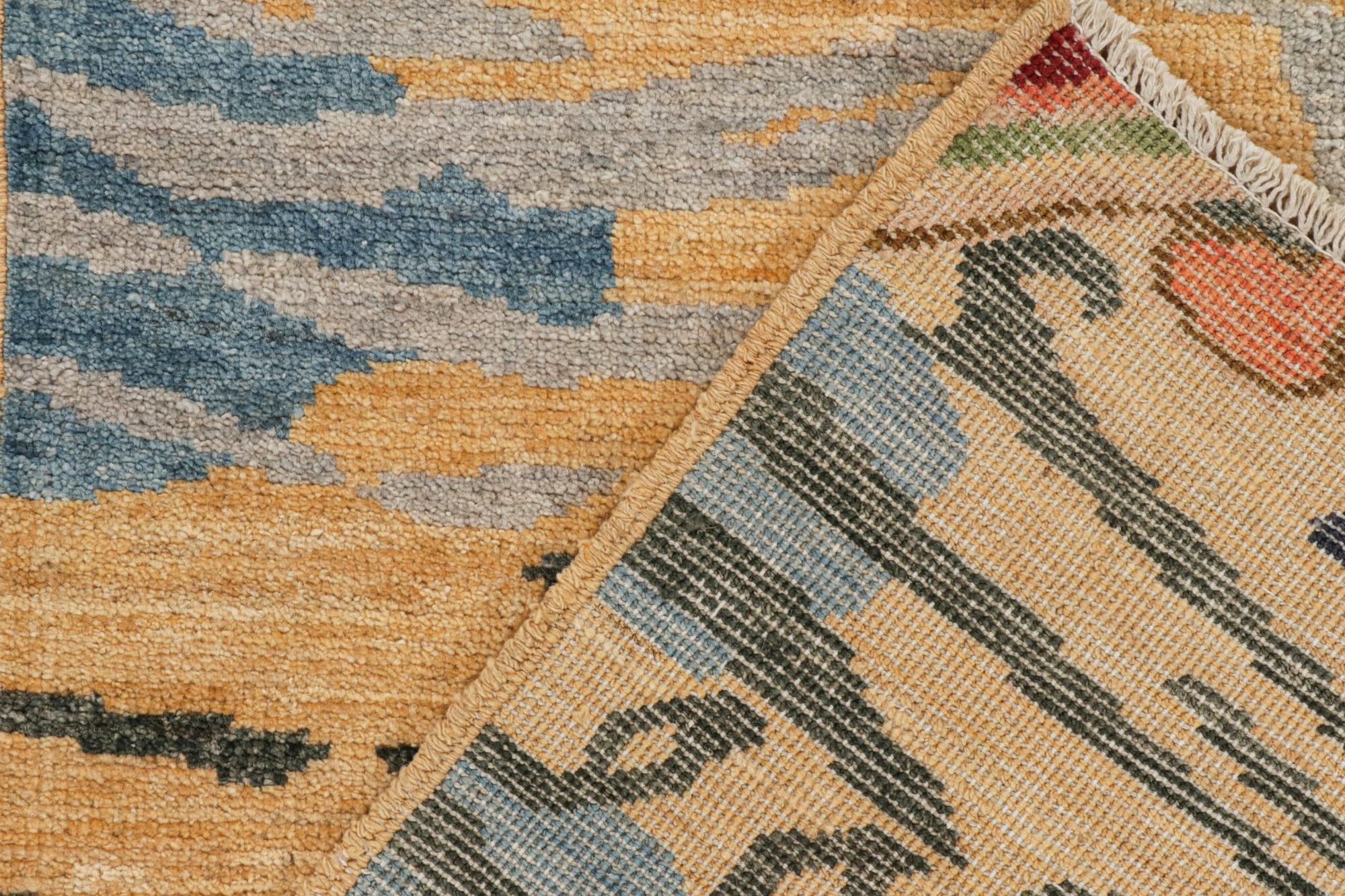 Laine Tapis & Kilim's Classic Style Tiger-Skin Runner in Gold with Gray and Blue Stripes (Tapis & Kilim's Classic Style Tiger-Skin Runner in Gold with Gray and Blue Stripes) en vente
