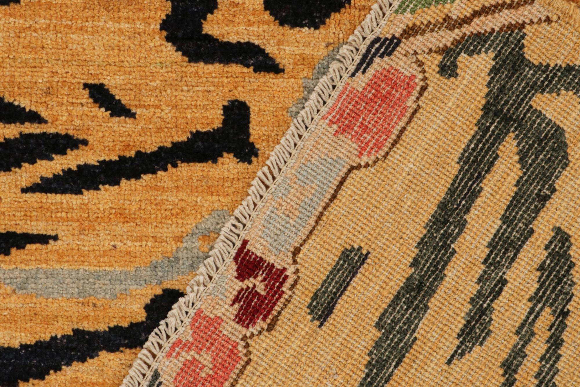 Laine Tapis & Kilim's Classic Style Tiger-Skin Runner in Gold with Gray and Blue Stripes (Tapis & Kilim's Classic Style Tiger-Skin Runner in Gold with Gray and Blue Stripes) en vente