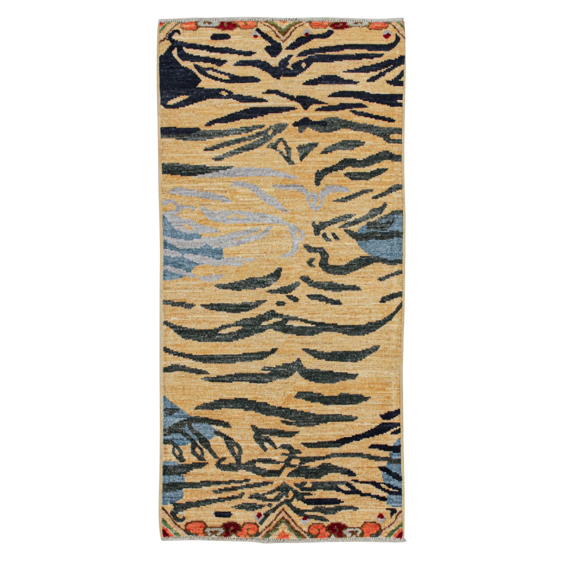 Rug & Kilim - Runner in pelle di tigre dallo stile classico in oro con strisce grigie e blu