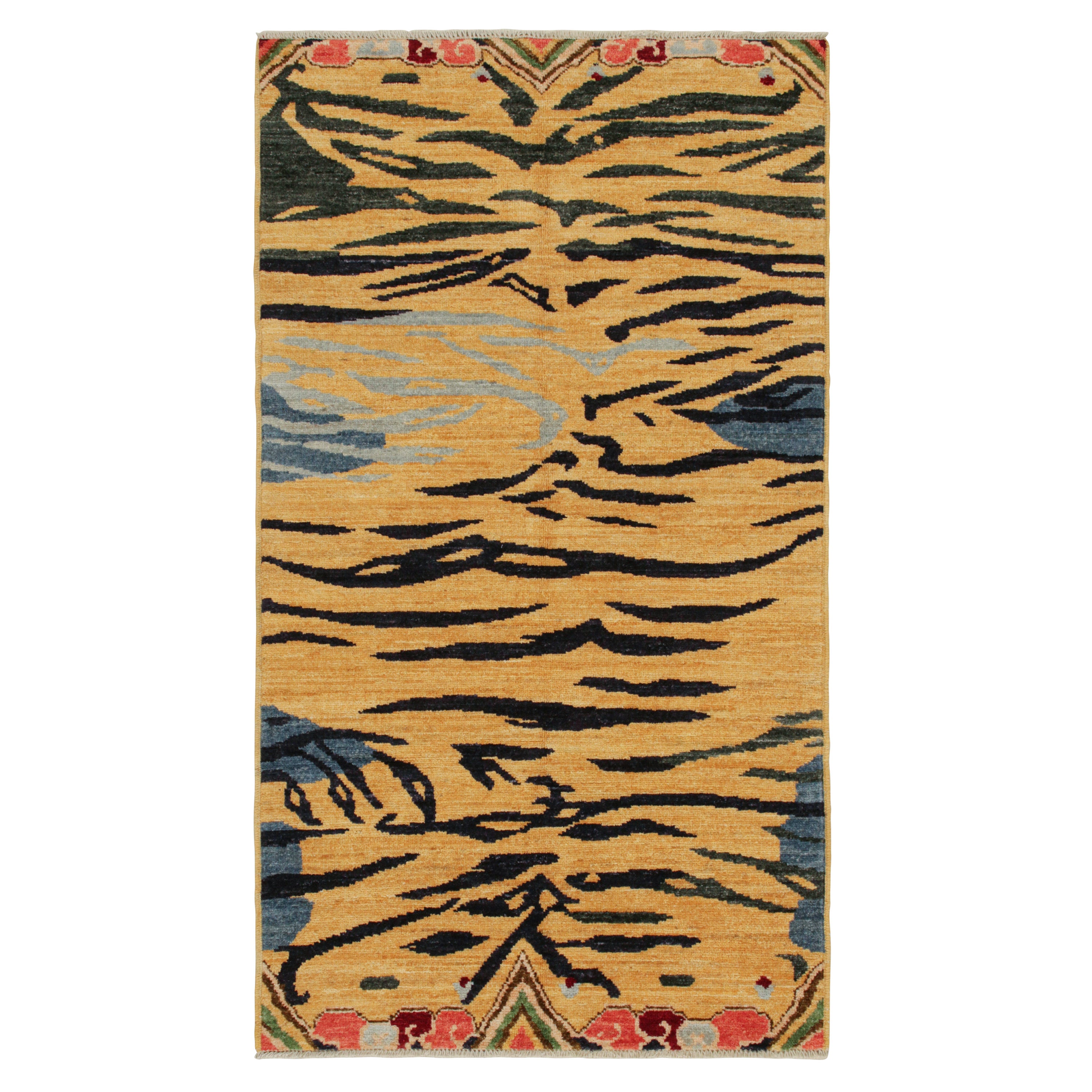 Rug & Kilim - Runner in pelle di tigre dallo stile classico in oro con strisce grigie e blu