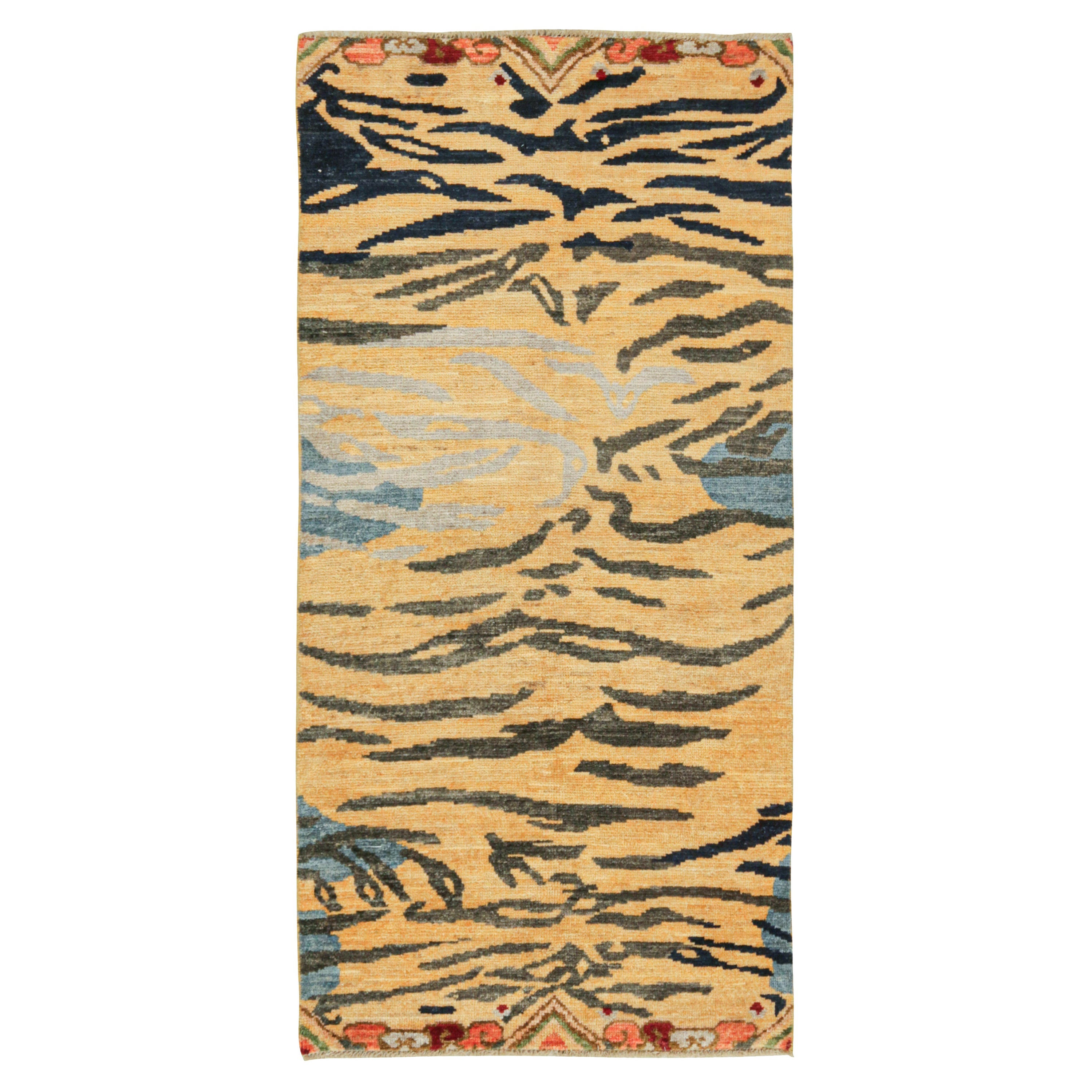 Rug & Kilim - Runner in pelle di tigre in stile classico in oro con strisce grigie e blu