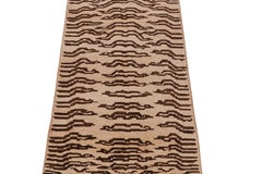 Tapis de style classique en peau de tigre avec motifs géométriques bruns de Rug & Kilim
