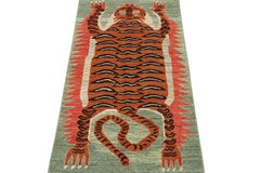Rug & Kilim: Runner in pelle di tigre in stile classico con immagini arancioni e marroni