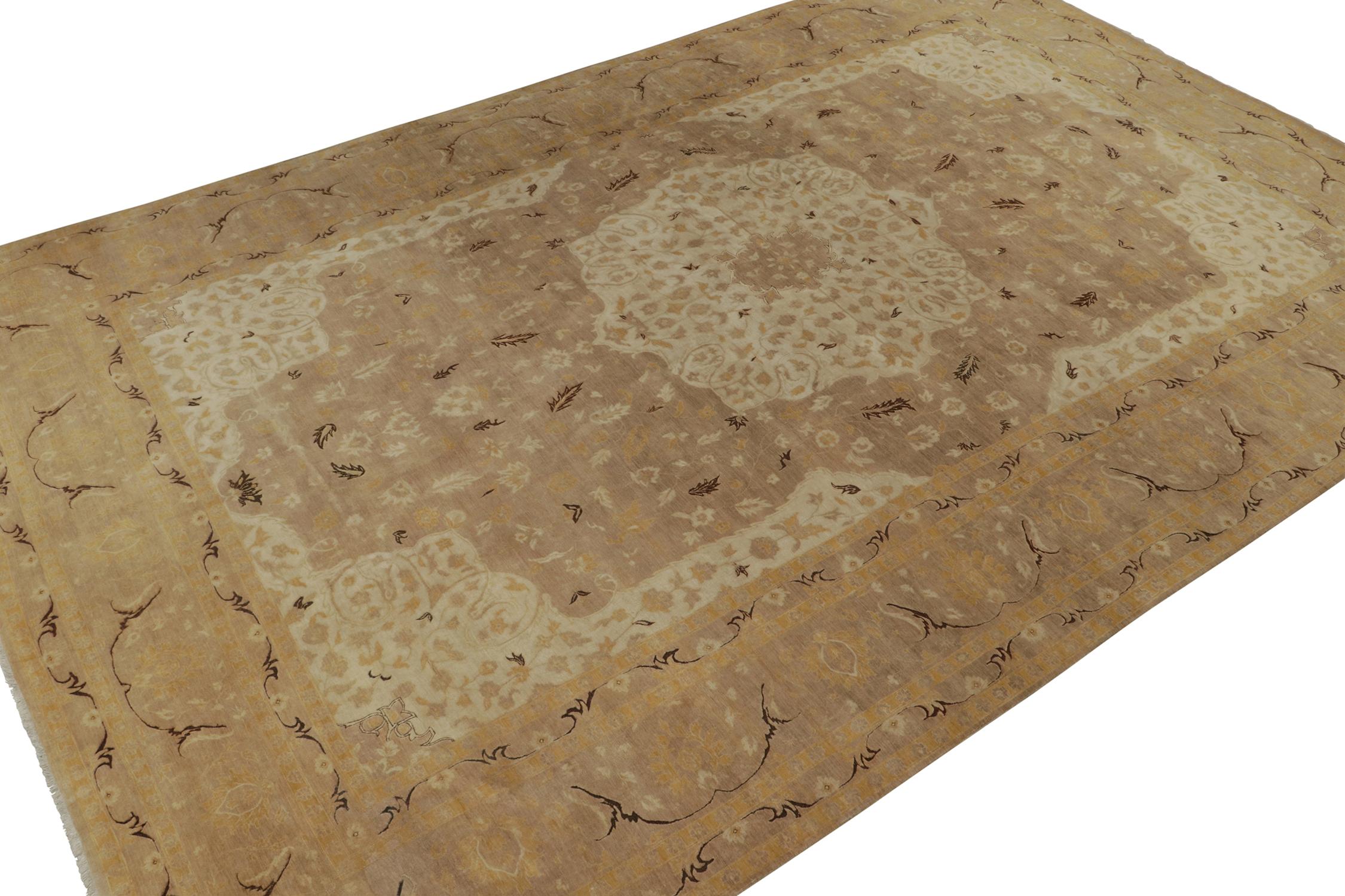 Ein Teppich im Format 12x18, inspiriert von berühmten Täbris-Teppichen, aus der Modern Classics Collection'S von Rug & Kilim. Handgeknüpft aus Wolle, spielt ein außergewöhnliches Elfenbein neben Beige-Braun in floralen Mustern mit klassischer
