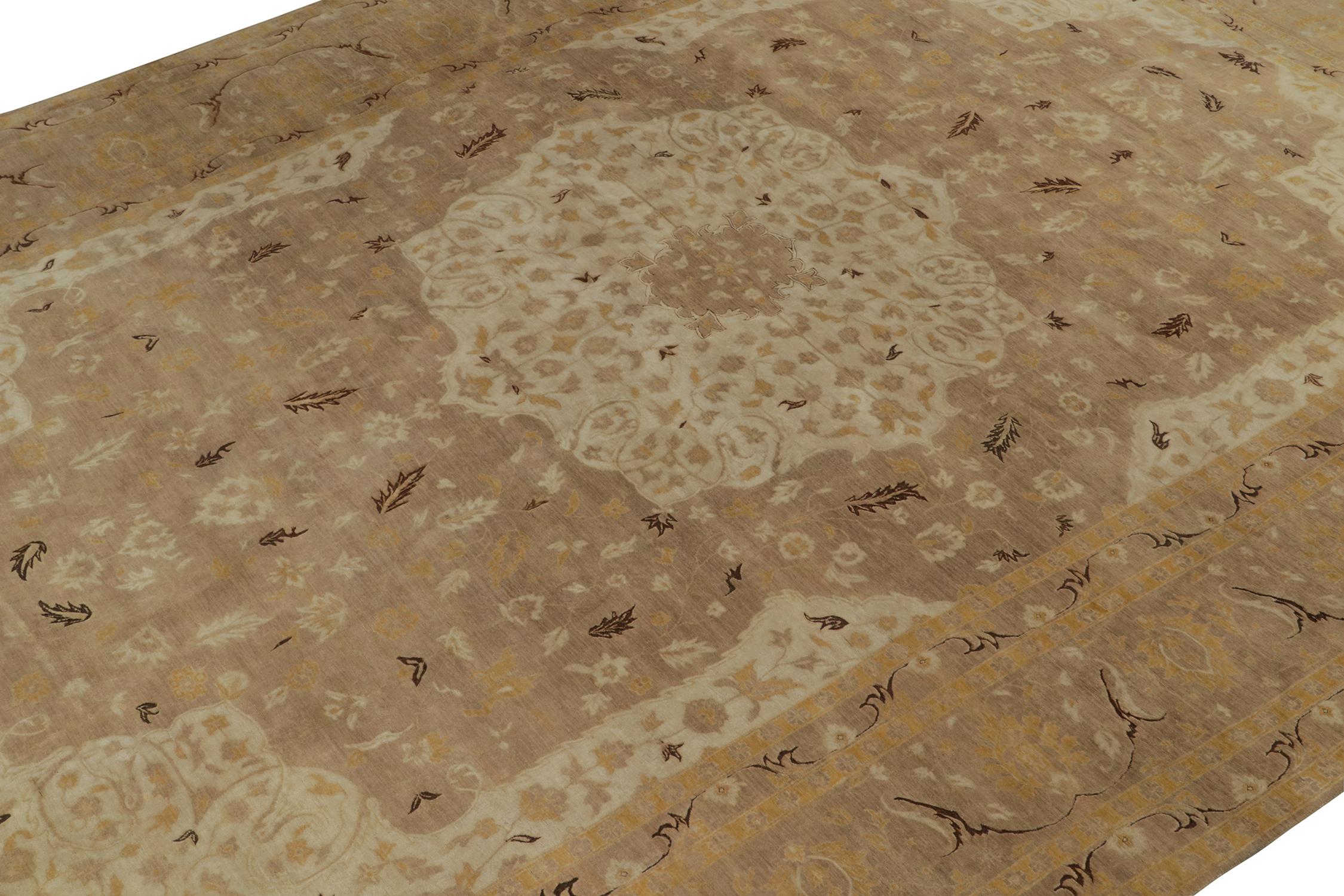 Rug & Kilim's Classic Tabriz-Stil Teppich in Beige-Braun und Gold Floral Patterns (Handgeknüpft) im Angebot