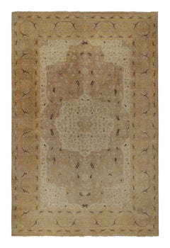Klassischer Teppich im Täbris-Stil von Teppich & Kelim mit beige-braunen und goldenen Blumenmustern 