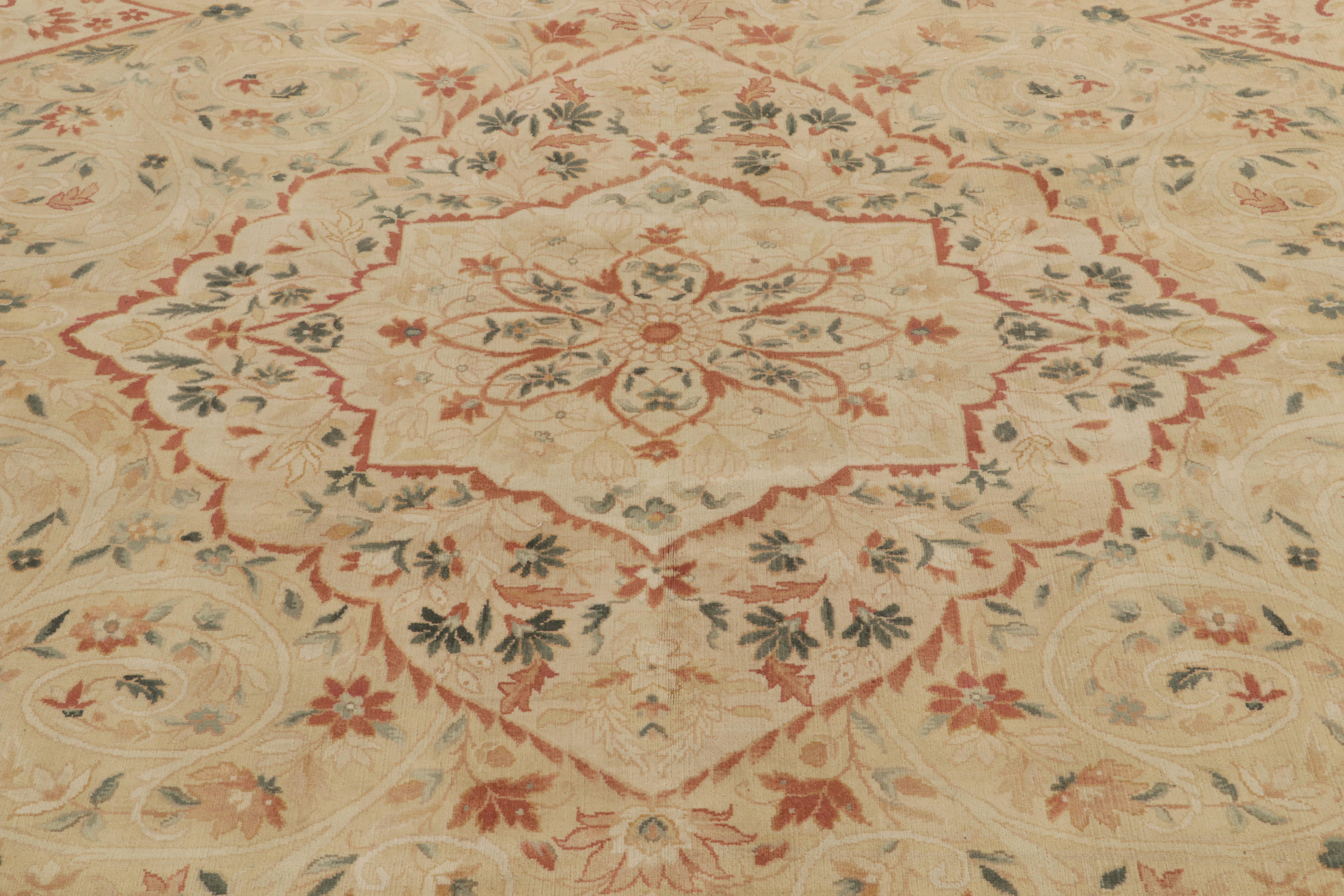 Rug & Kilim: Tappeto classico in stile Tabriz con motivi floreali beige, rossi e verdi In condizioni Nuovo in vendita a Long Island City, NY