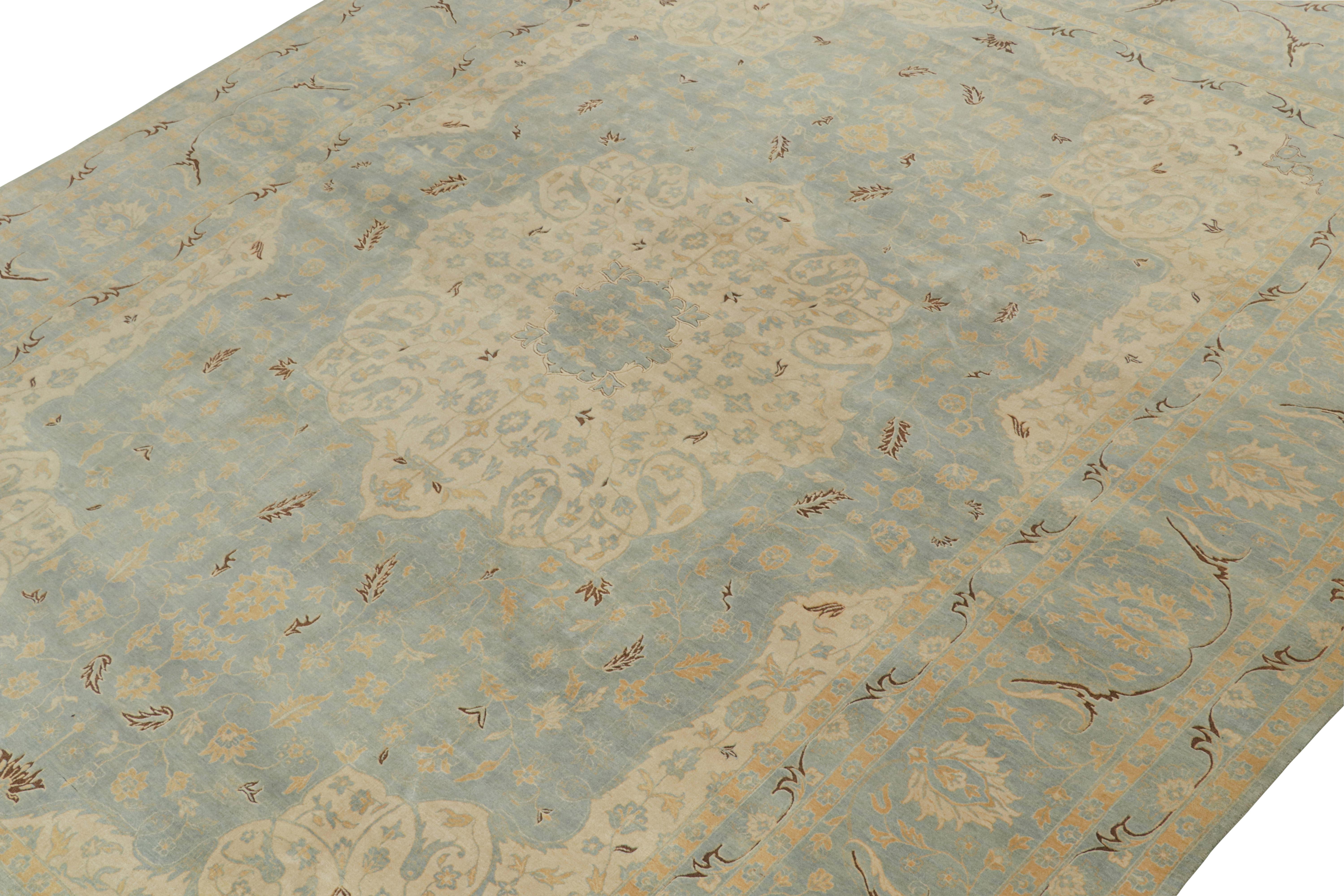 Alfombra clásica de estilo Tabriz de Rug & Kilim con motivos florales en azul y beige Anudado a mano en venta