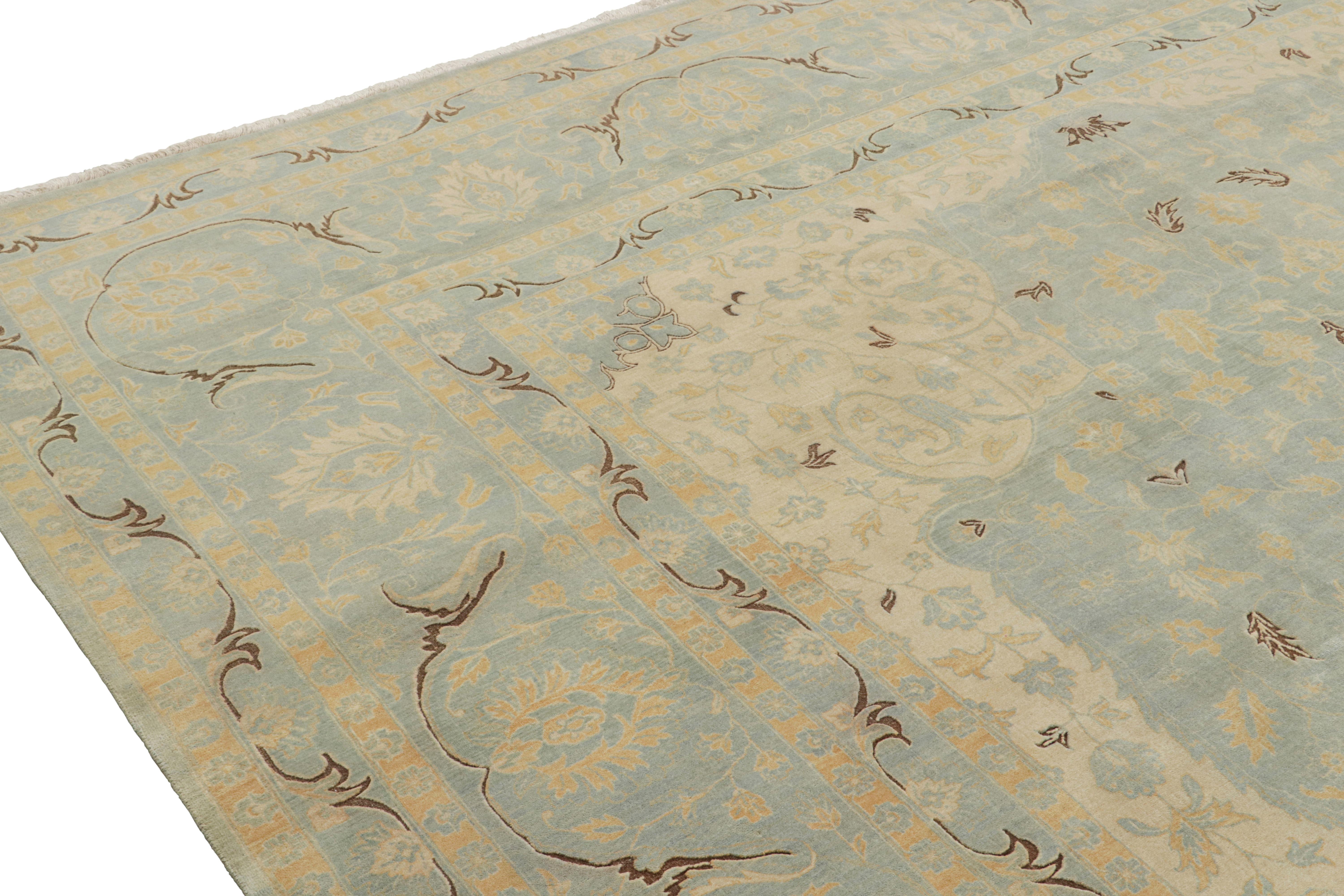 Alfombra clásica de estilo Tabriz de Rug & Kilim con motivos florales en azul y beige en Nuevo estado para la venta en Long Island City, NY