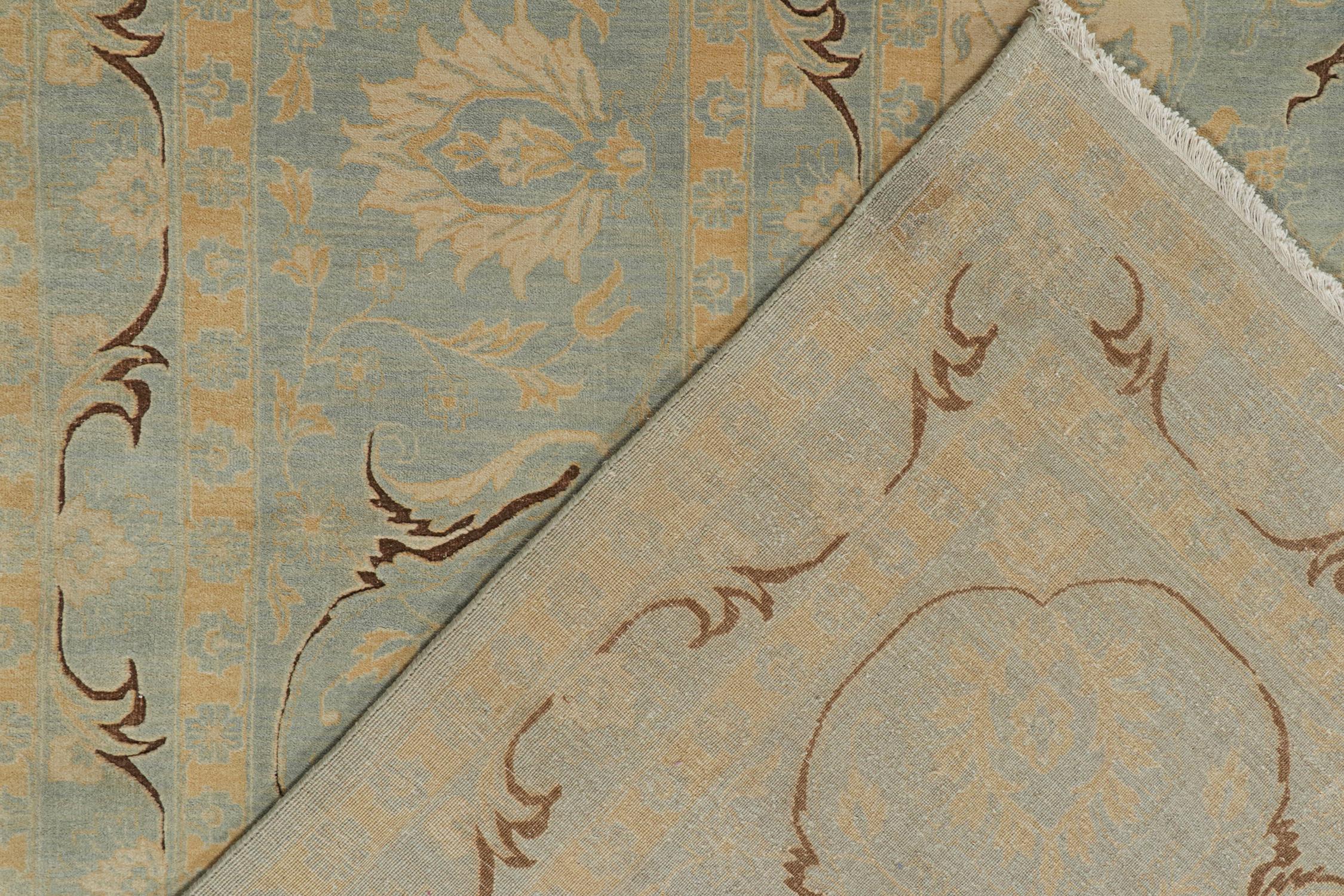 Alfombra clásica de estilo Tabriz de Rug & Kilim con motivos florales en azul y beige Lana en venta