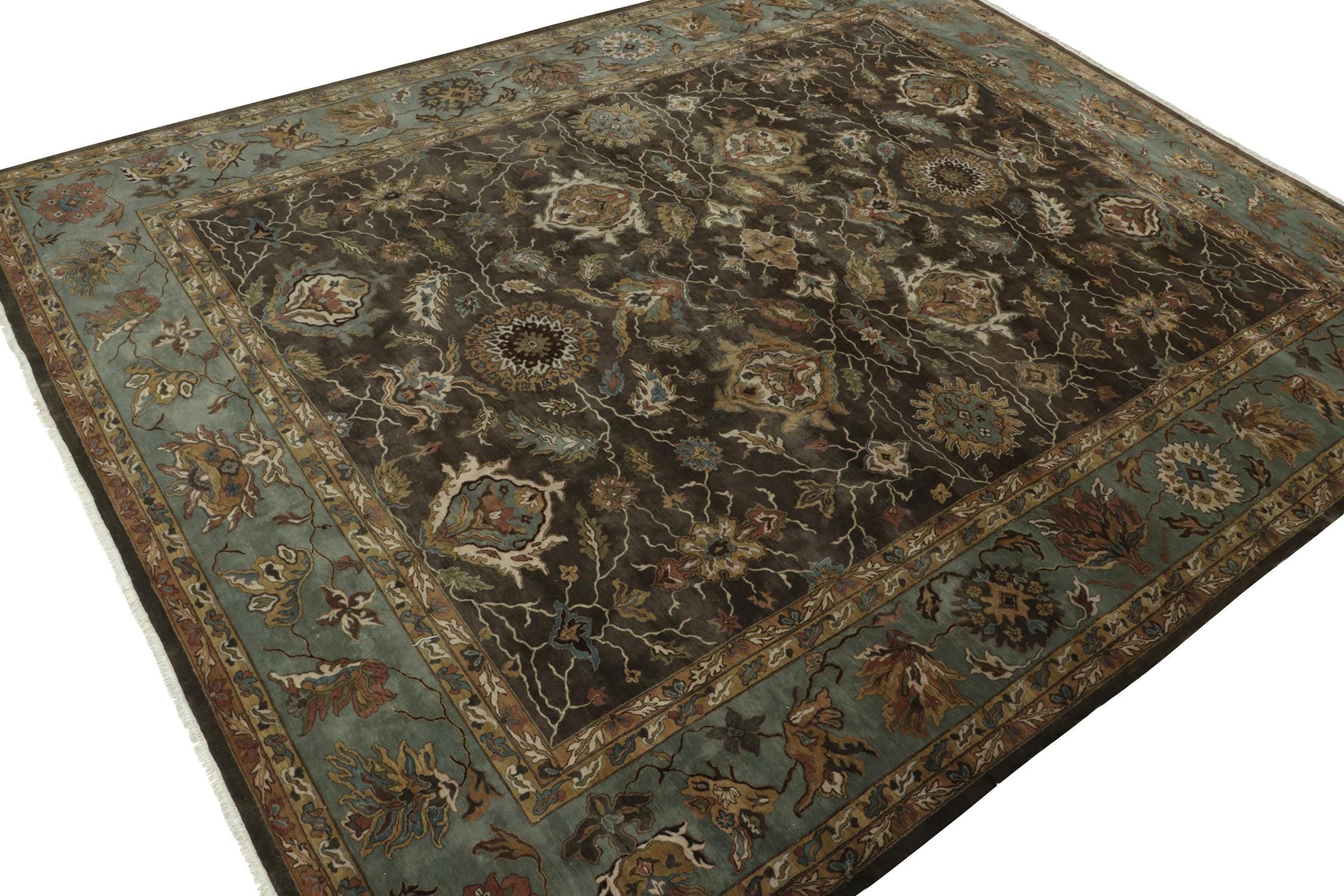 Una alfombra de 13x16 inspirada en célebres estilos de alfombras de Tabriz, de la colección Modern Classics de Rug & Kilim. Anudada a mano en lana, reproduce con gracia clásica un excepcional azul y verde junto a motivos florales dorados y marrones