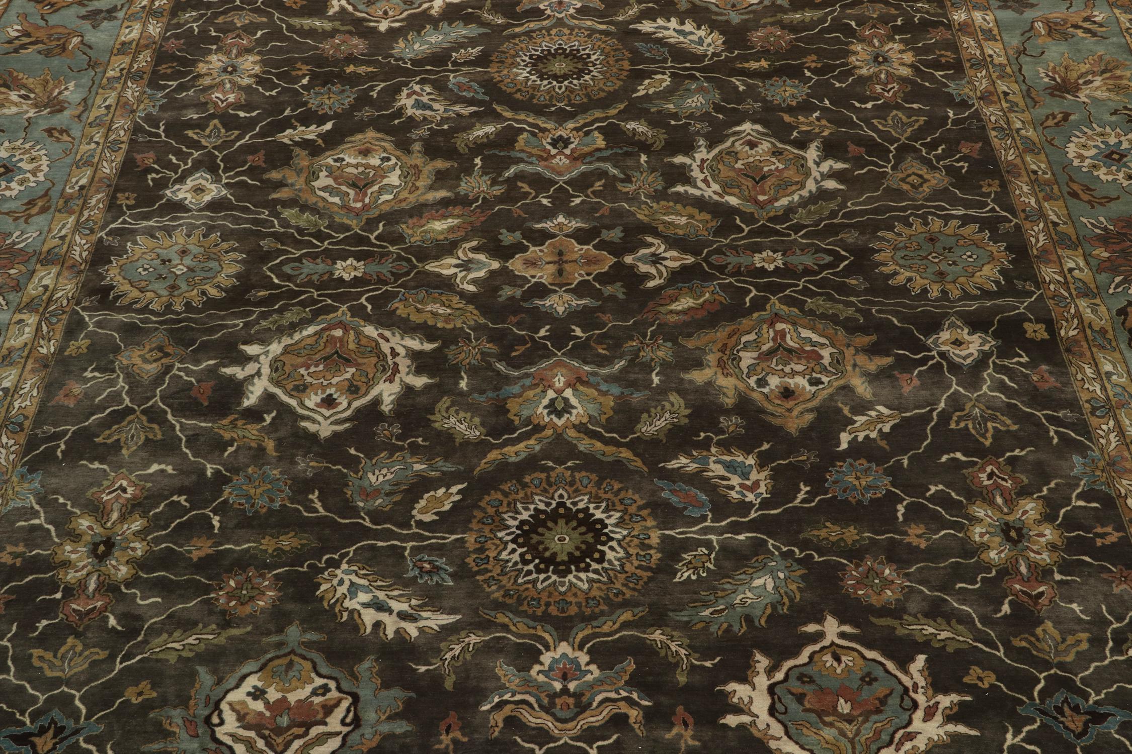 Alfombra clásica de estilo Tabriz de Rug & Kilim con motivos florales marrones, azules y dorados Siglo XXI y contemporáneo en venta