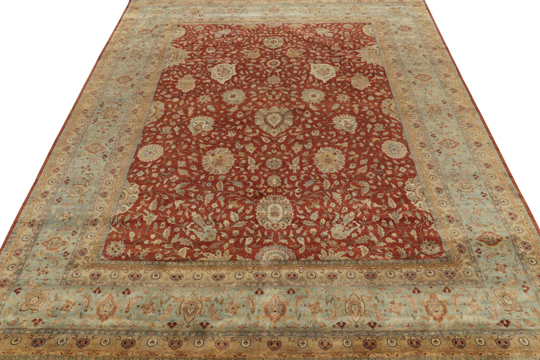 Indiano Rug & Kilim è un tappeto classico in stile Tabriz con fiori beige e blu su rosso ruggine. in vendita