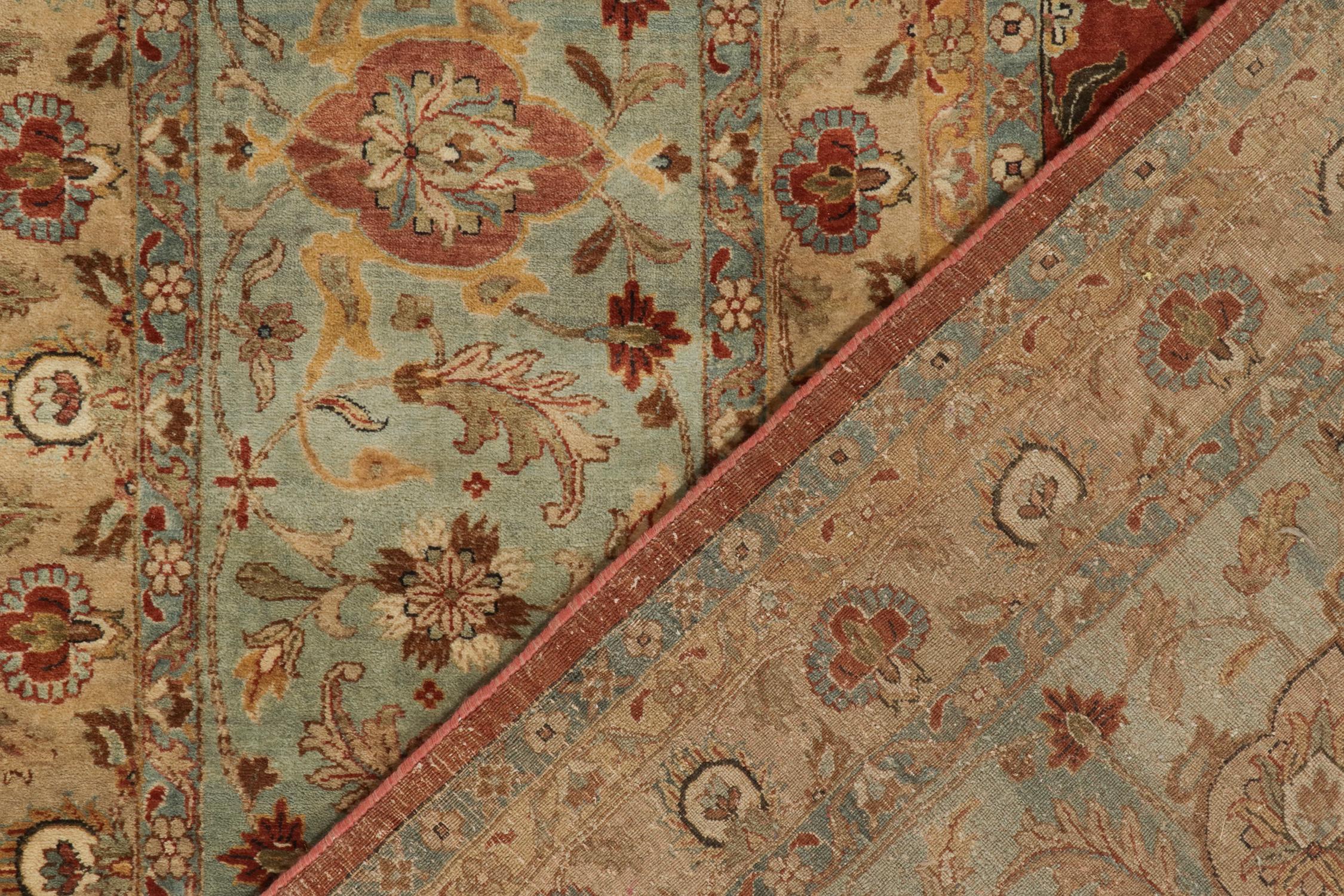 Lana Rug & Kilim è un tappeto classico in stile Tabriz con fiori beige e blu su rosso ruggine. in vendita
