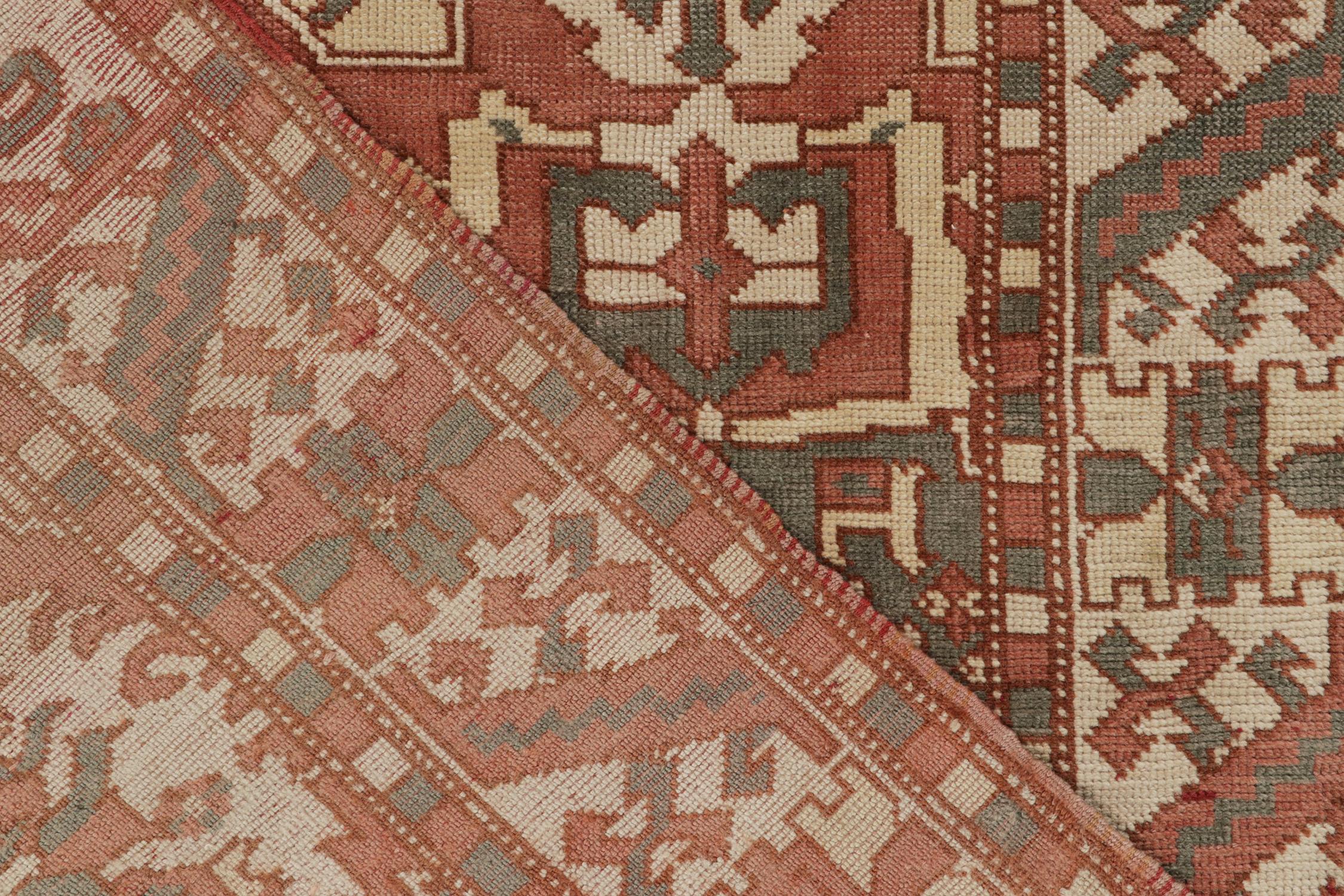 Rug & Kilim's Classic Tribal Style Teppich in Ziegelrot mit geometrischen Mustern (21. Jahrhundert und zeitgenössisch) im Angebot