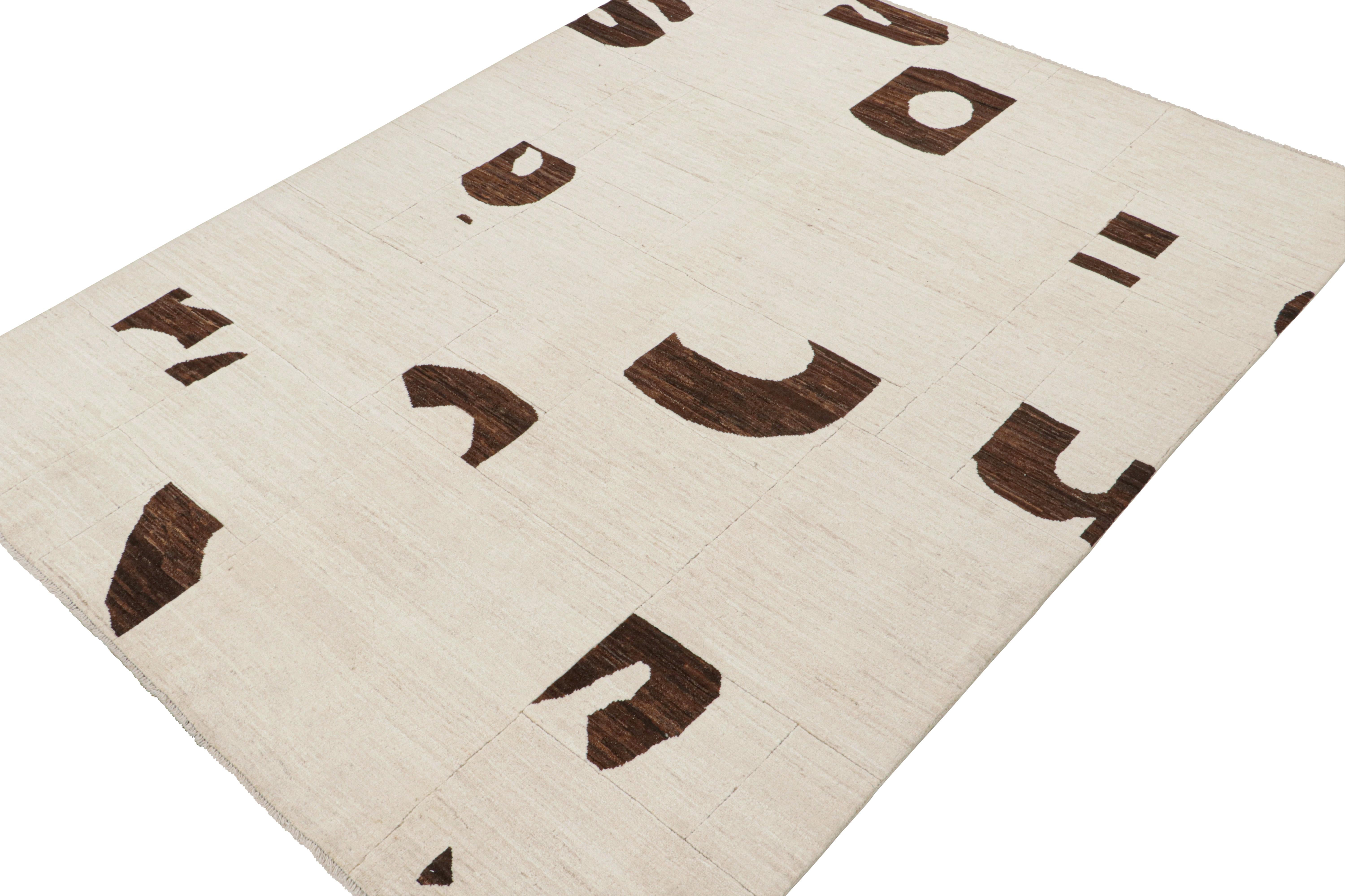 Modern Rug & Kilim’s Contemporary Abstract Rug in Beige with Brown Geometric Patterns For Sale