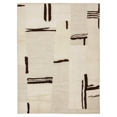 Rug & Kilim è un tappeto astratto contemporaneo di colore beige con motivi geometrici marroni.
