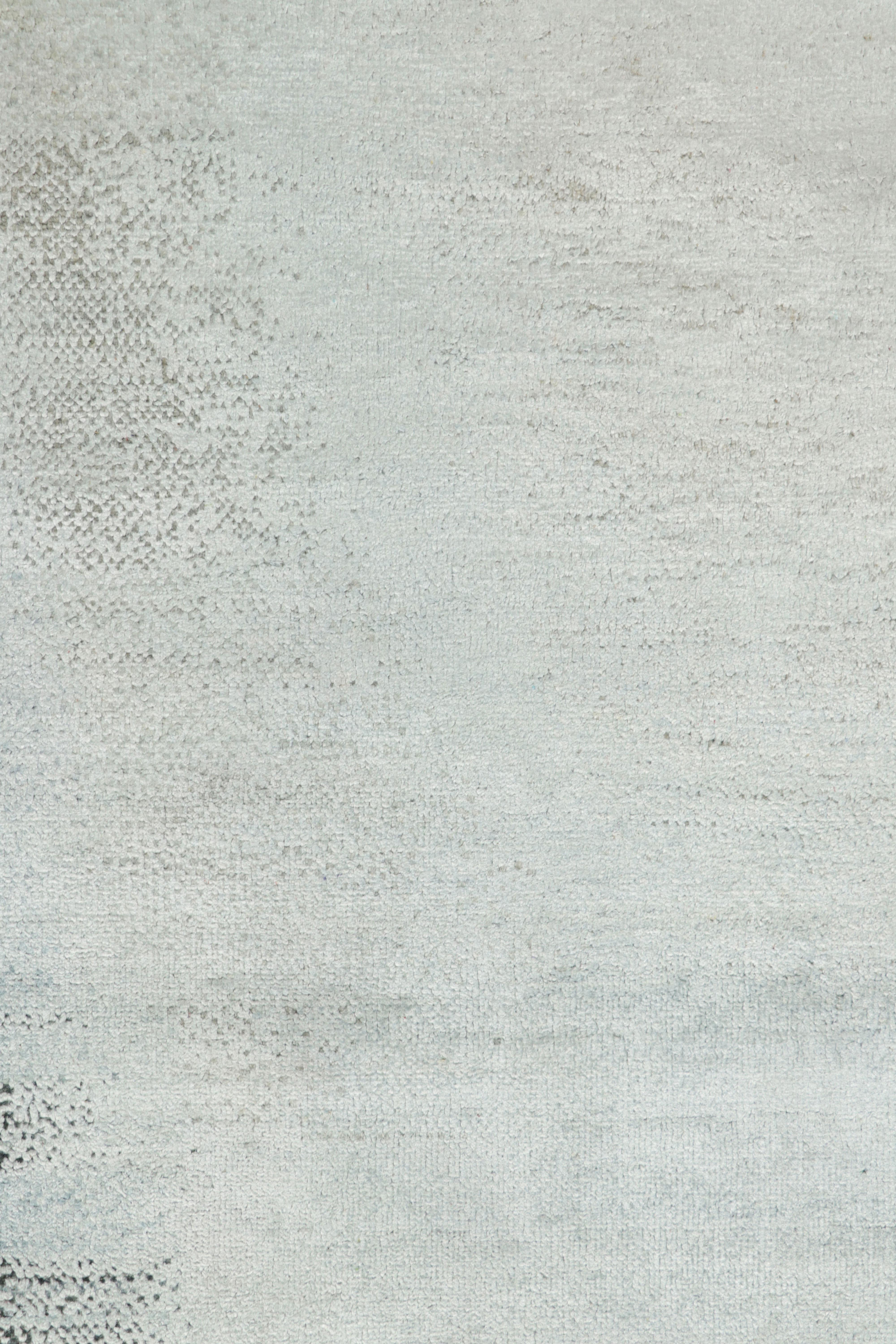 Dieser 9x12 große zeitgenössische Teppich aus handgeknüpfter Wolle und Seide ist eine reichhaltige neue Ergänzung der Modern-Teppichkollektion von Rug & Kilim - mit einer beeindruckenden Palette an kühlen Farben und einer Aufmerksamkeit für Bewegung