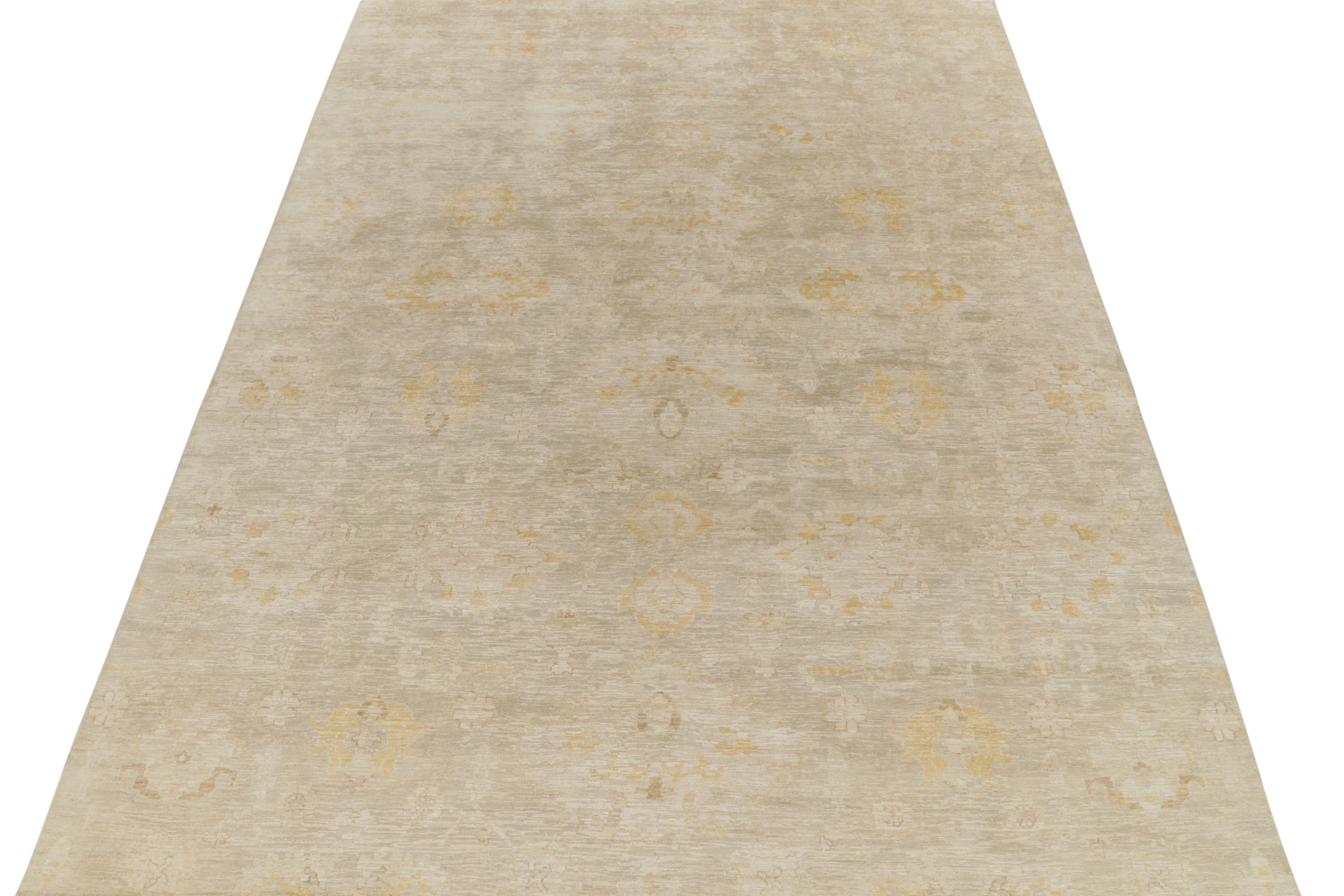 Abstrakter Teppich von Rug & Kilim in Off-White, Beige und Gold mit Blumenmuster (Moderne) im Angebot