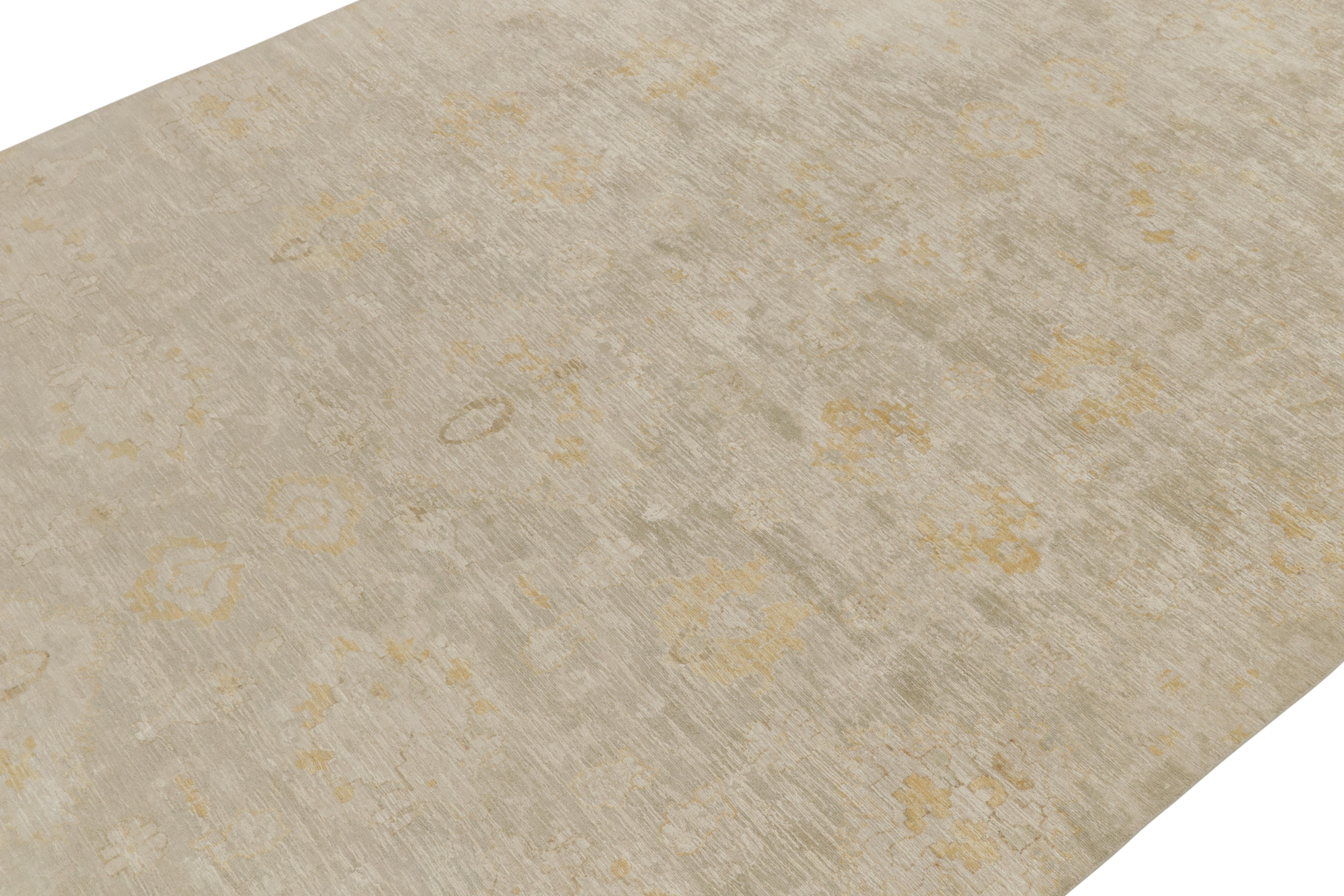 Abstrakter Teppich von Rug & Kilim in Off-White, Beige und Gold mit Blumenmuster (Indisch) im Angebot
