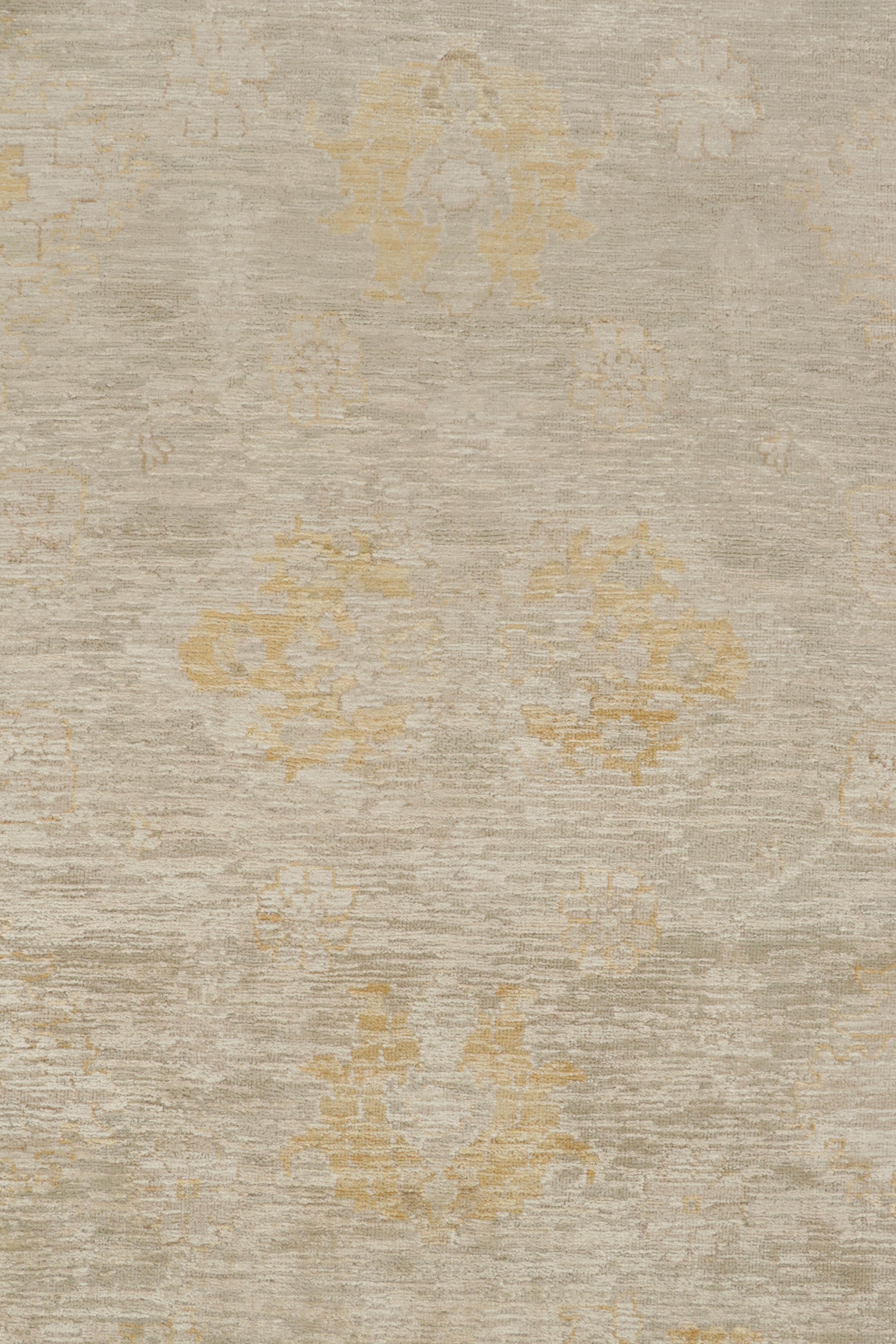 Abstrakter Teppich von Rug & Kilim in Off-White, Beige und Gold mit Blumenmuster (Handgeknüpft) im Angebot