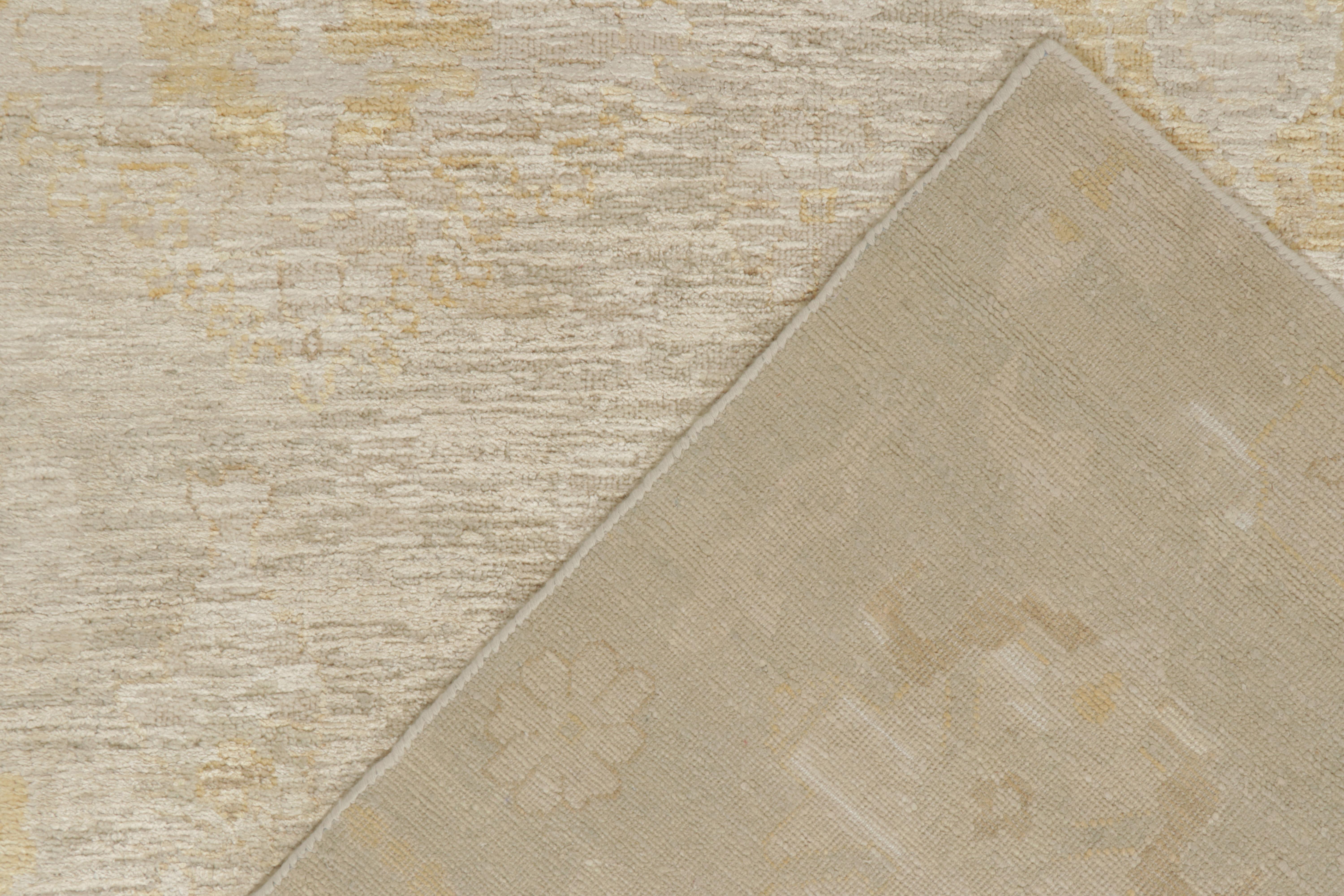 Abstrakter Teppich von Rug & Kilim in Off-White, Beige und Gold mit Blumenmuster im Zustand „Neu“ im Angebot in Long Island City, NY