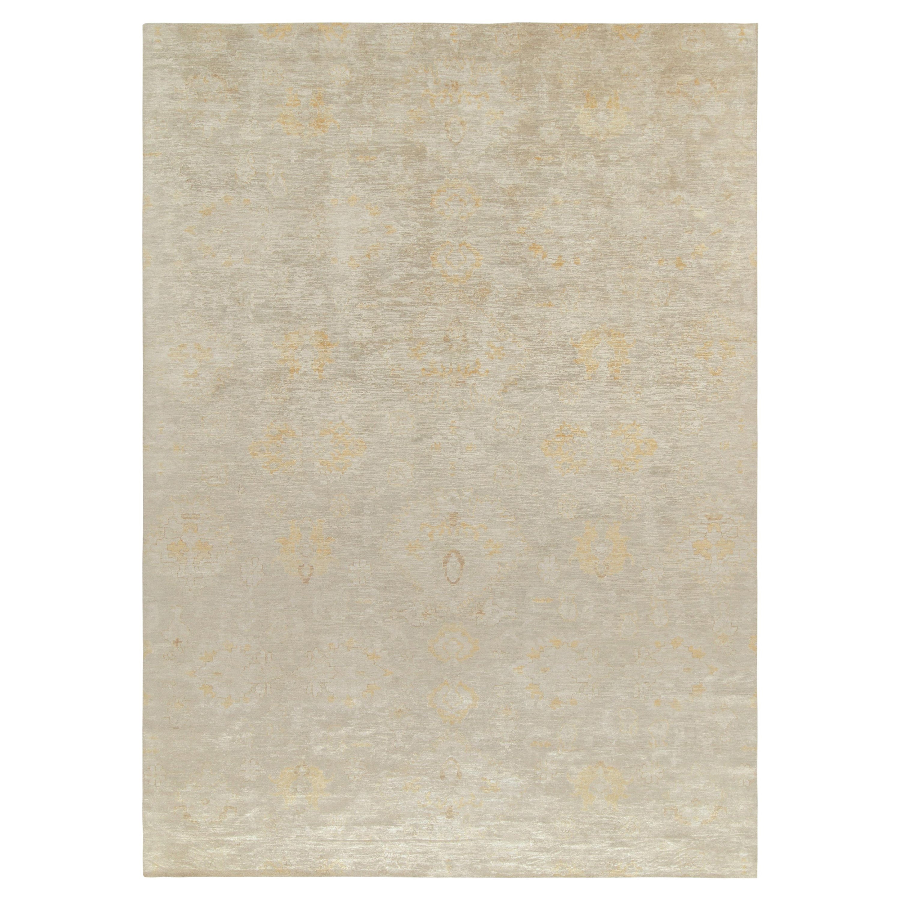 Alfombra abstracta contemporánea de Rug & Kilim en blanco roto, beige y flores doradas en venta