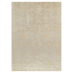 Alfombra abstracta contemporánea de Rug & Kilim en blanco roto, beige y flores doradas
