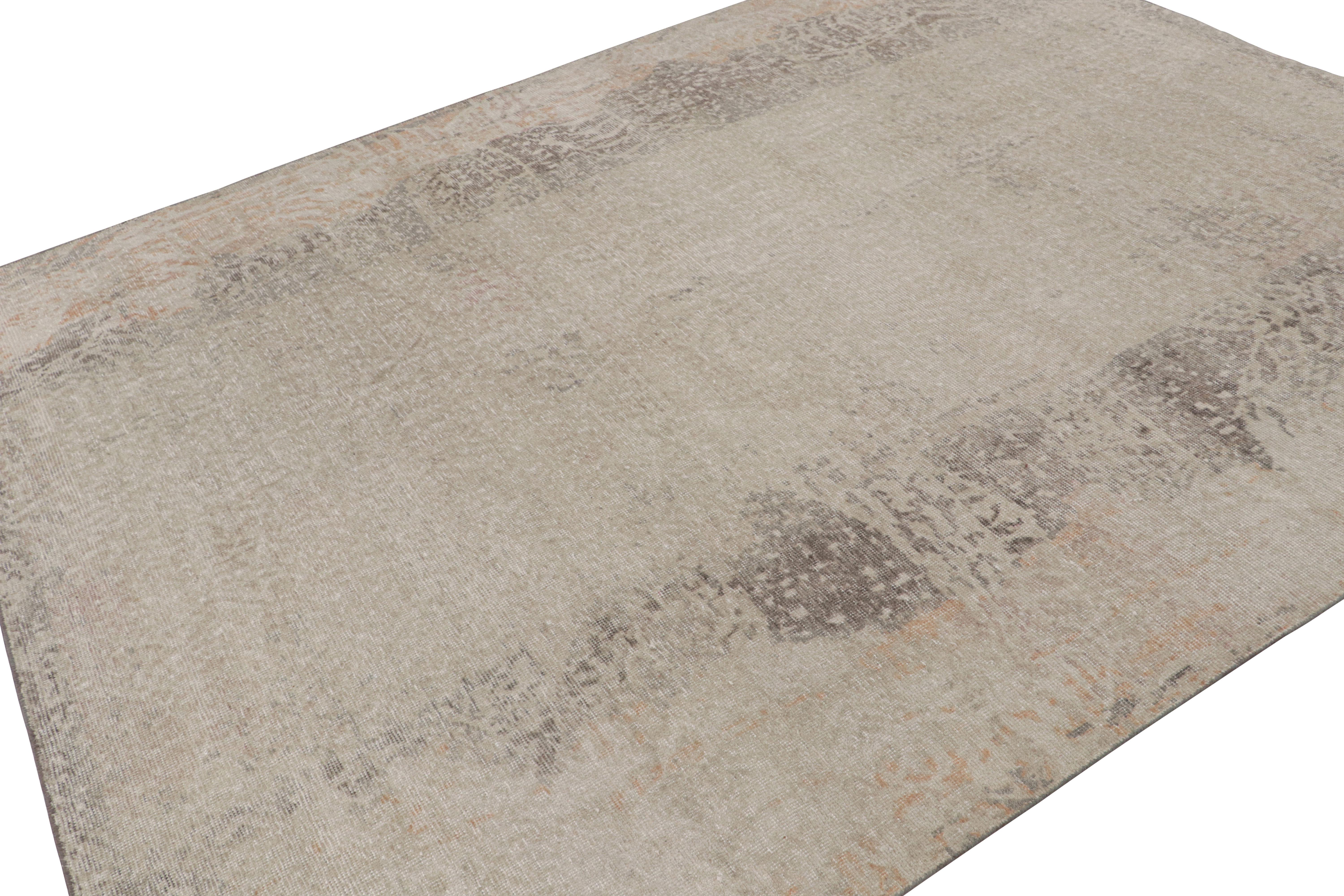 Dieser 8x9 große, abstrakte Teppich ist aus der Homage Collection'S von Rug & Kilim. Handgeknüpft aus Wolle.

Über das Design:

Das minimalistische Stück ist von einer Abstraktion von Tiermotiven inspiriert. Aufmerksame Augen werden Taupe-Töne und