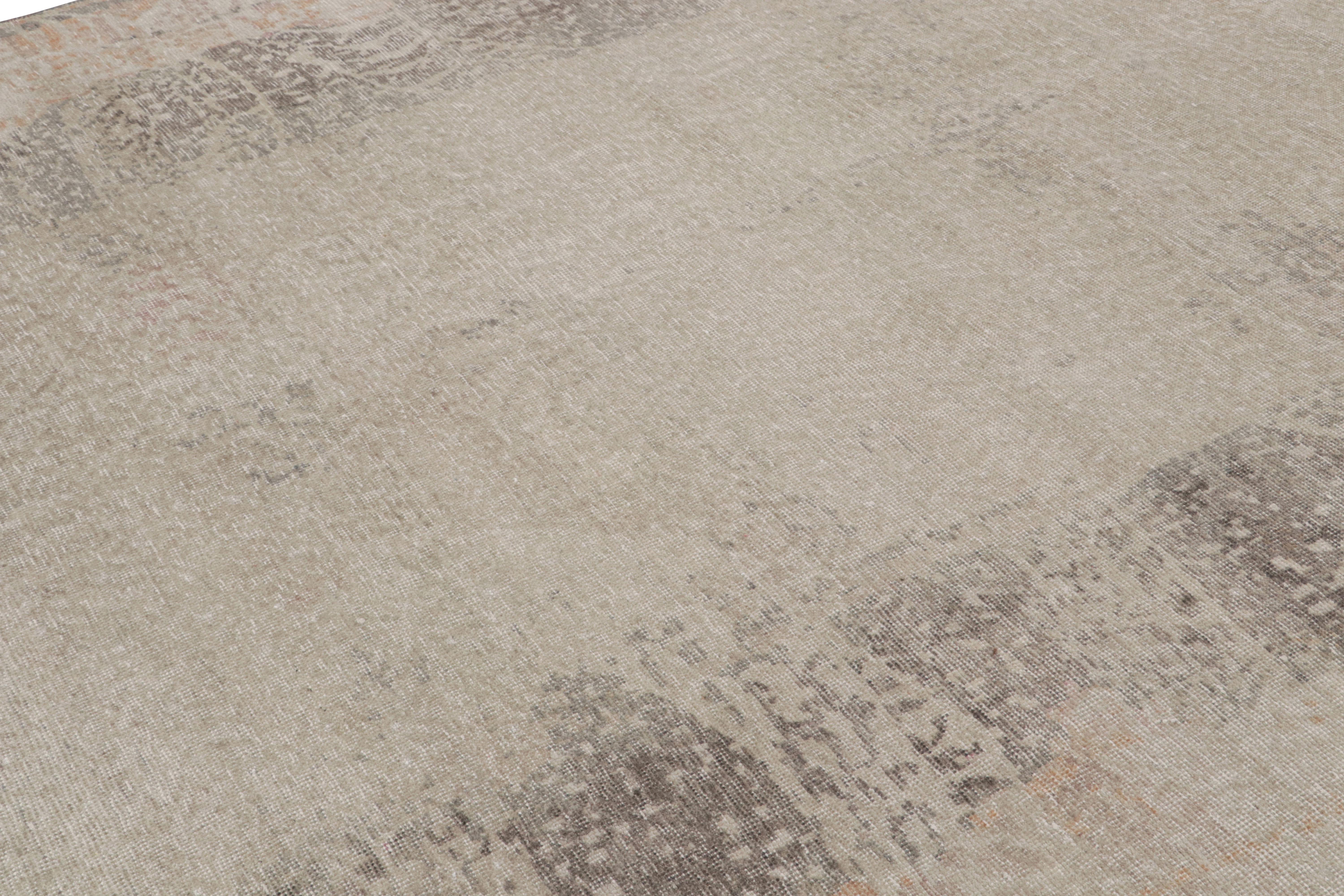 Rug & Kilim's Abstrakter Teppich in Taupe und Rost (Indisch) im Angebot