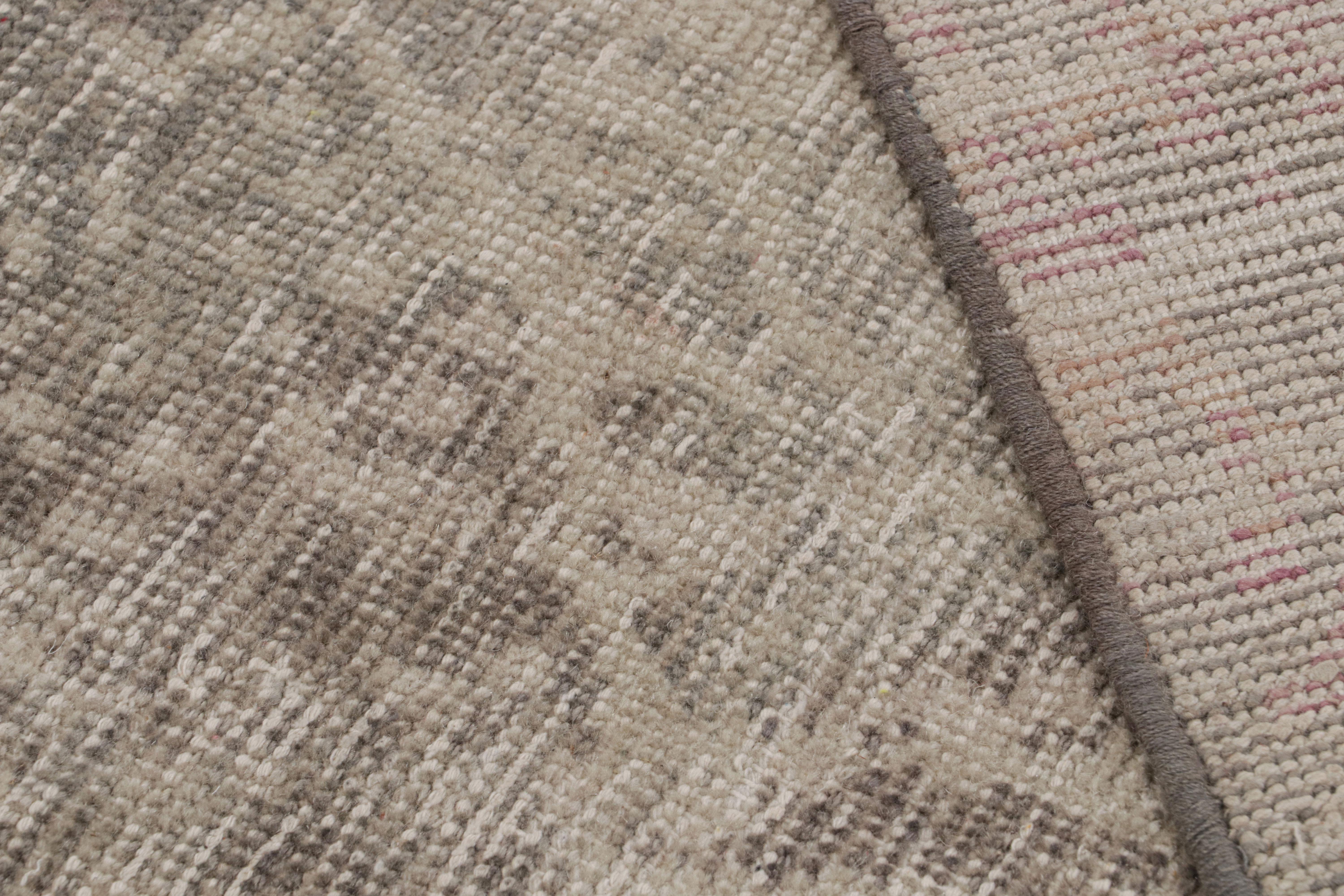 Rug & Kilim's Abstrakter Teppich in Taupe und Rost (21. Jahrhundert und zeitgenössisch) im Angebot
