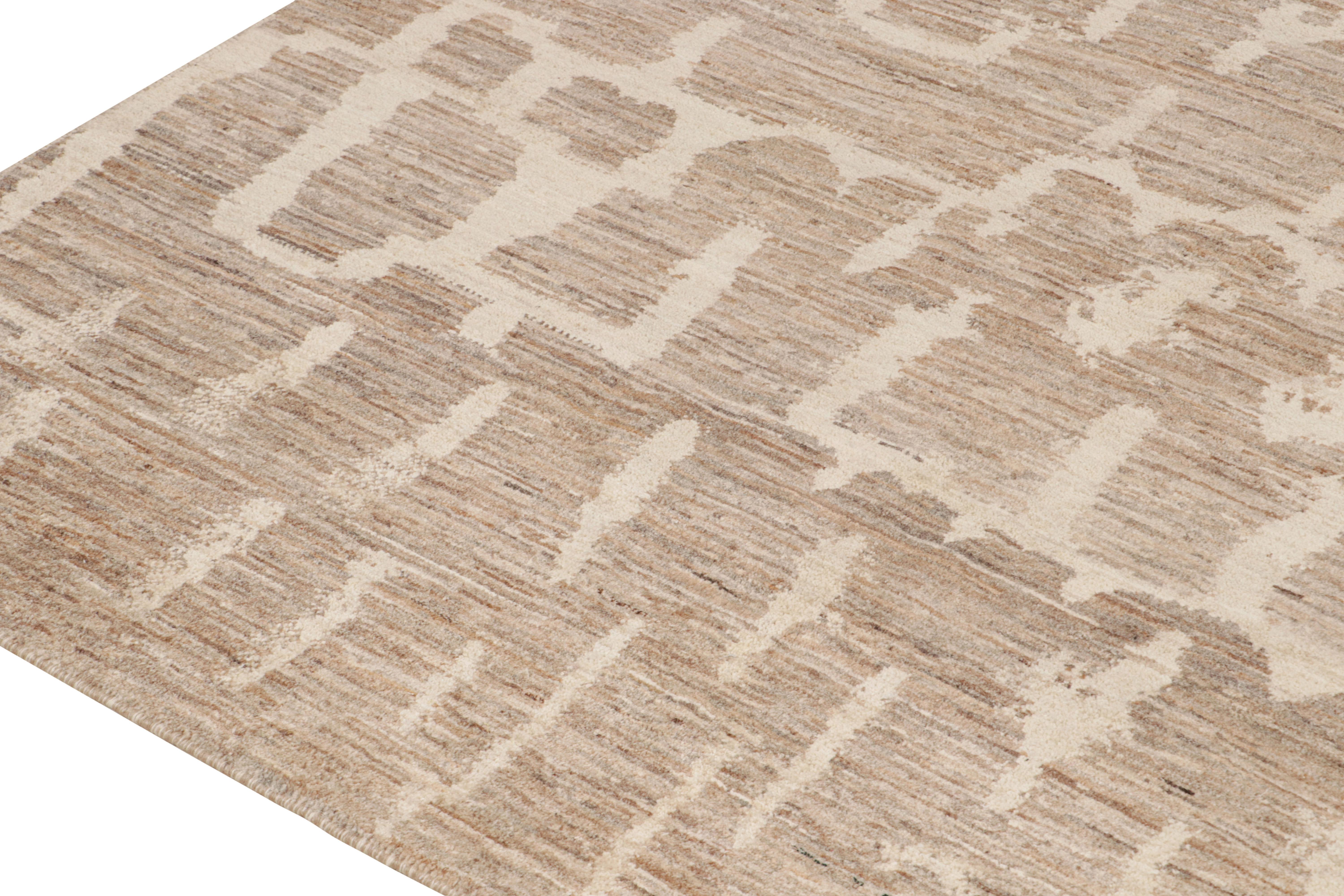 Zeitgenössischer abstrakter Teppich von Rug & Kilim mit beige-braunen, geometrischen Mustern (Handgeknüpft) im Angebot