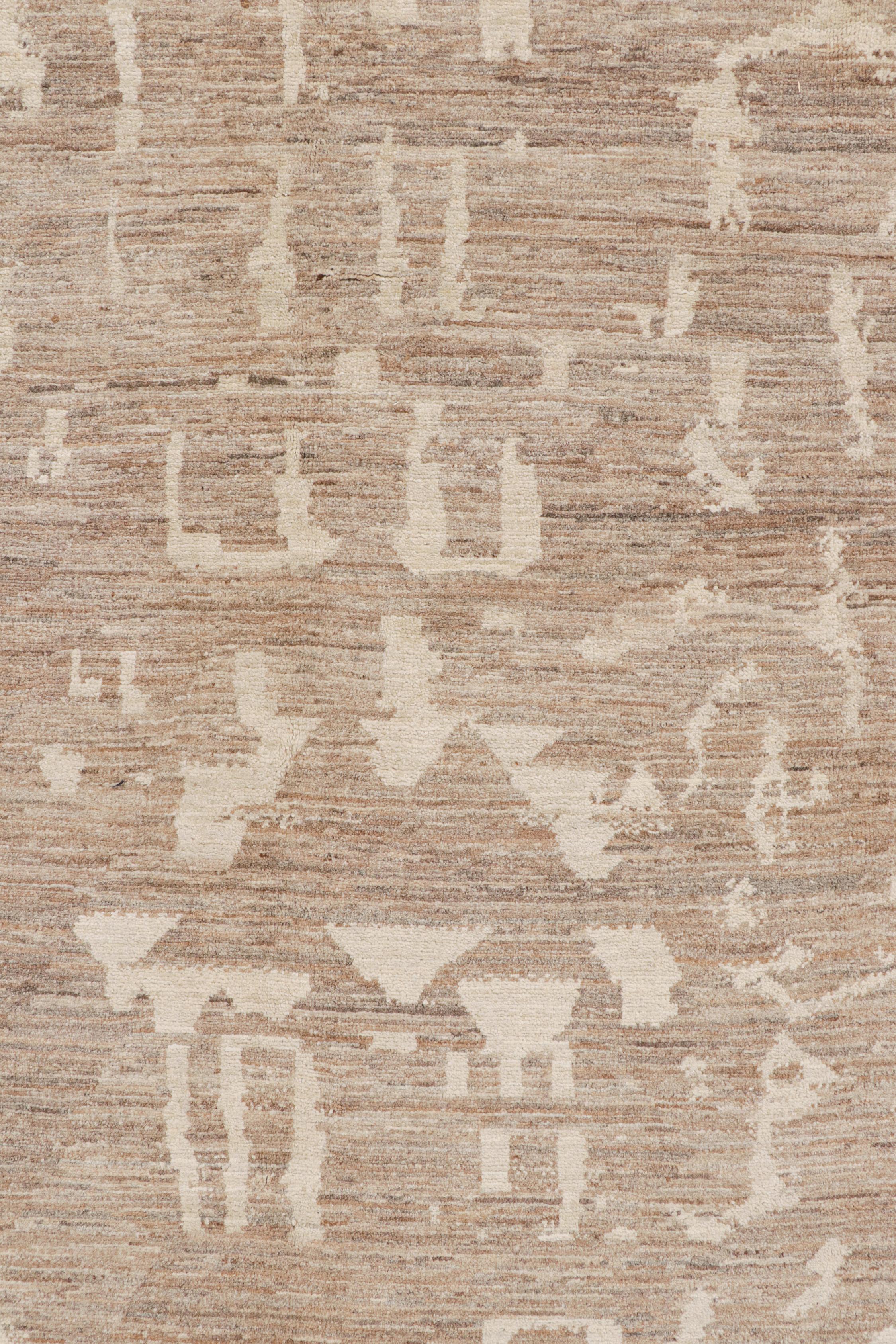 Zeitgenössischer abstrakter Teppich von Rug & Kilim mit beige-braunen, geometrischen Mustern im Zustand „Neu“ im Angebot in Long Island City, NY
