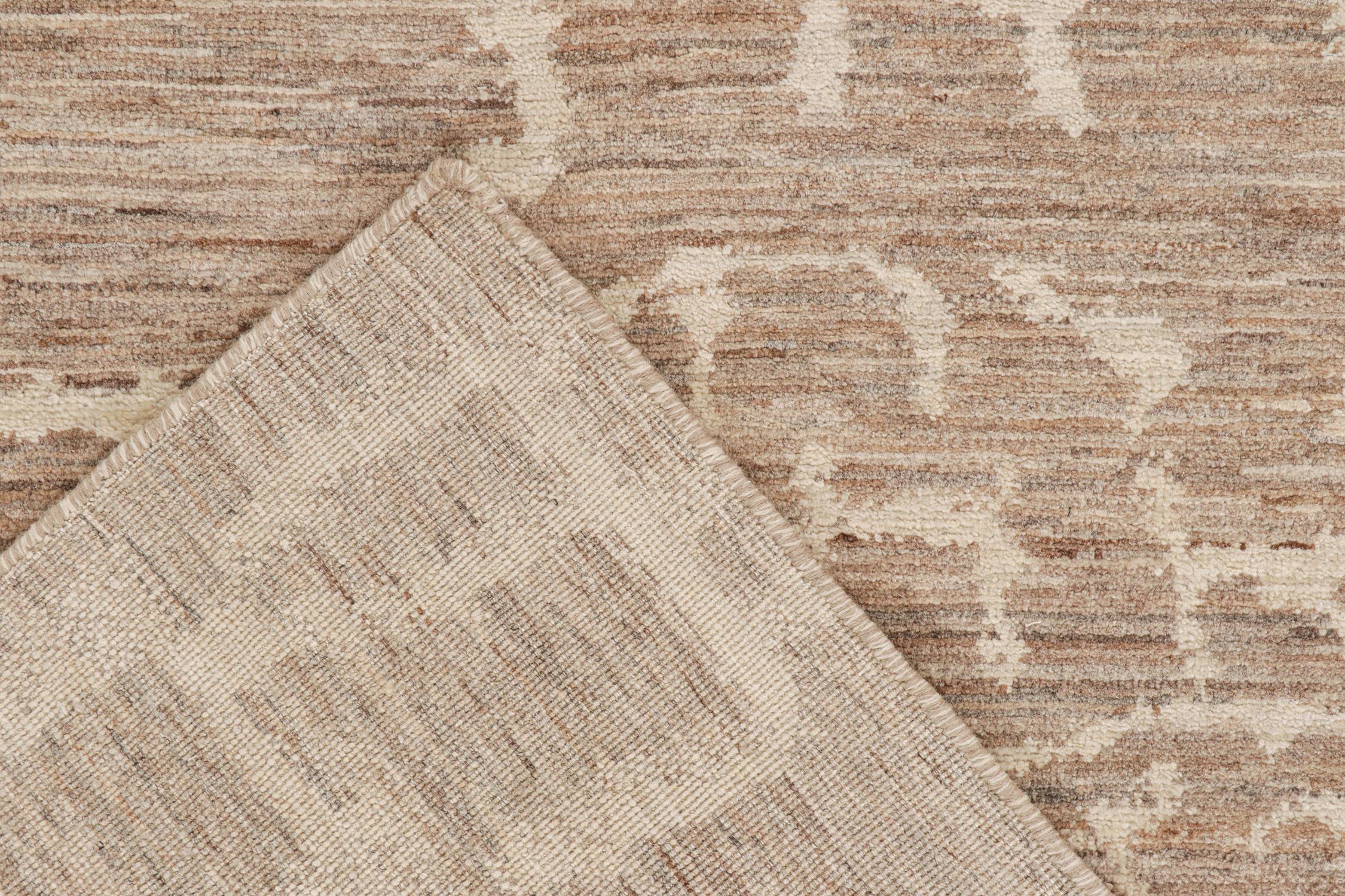 Zeitgenössischer abstrakter Teppich von Rug & Kilim mit beige-braunen, geometrischen Mustern (21. Jahrhundert und zeitgenössisch) im Angebot