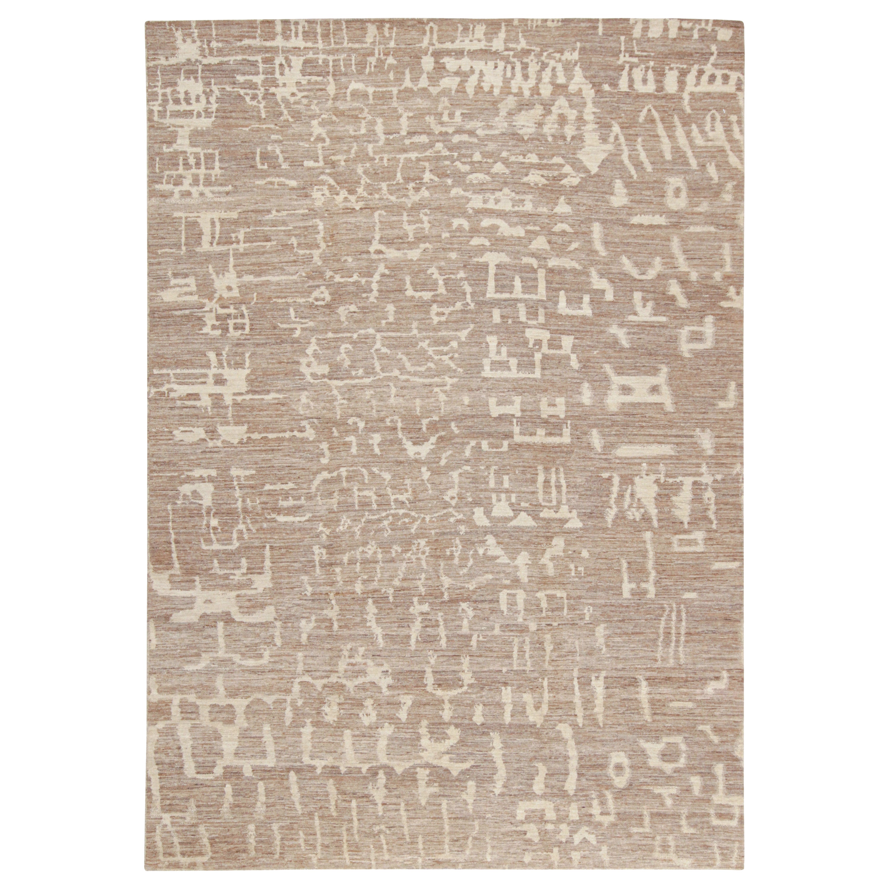 Zeitgenössischer abstrakter Teppich von Rug & Kilim mit beige-braunen, geometrischen Mustern im Angebot
