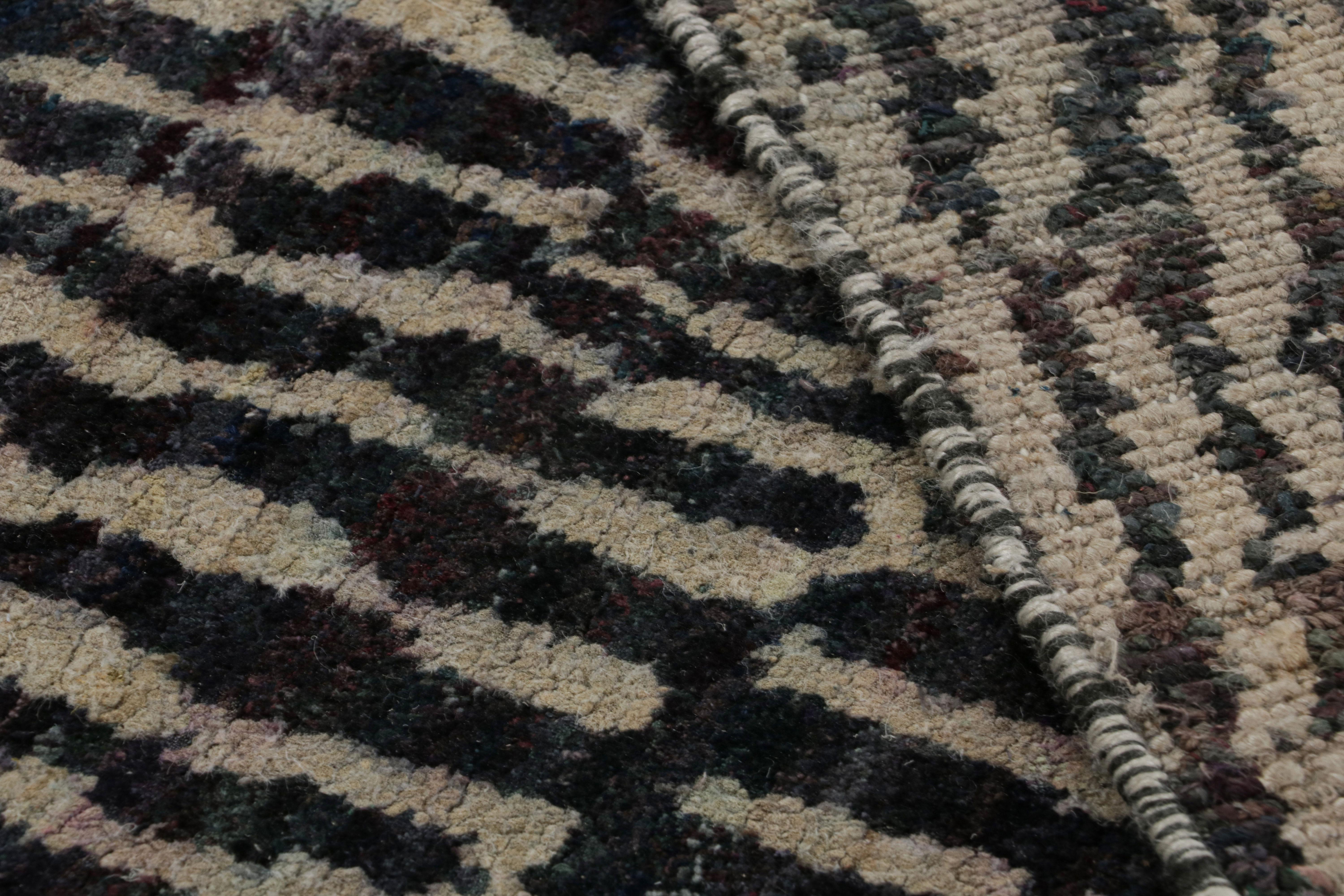 Rug & Kilim's Zeitgenössischer Abstrakter Teppich Mit Geometrischen Mustern (21. Jahrhundert und zeitgenössisch) im Angebot