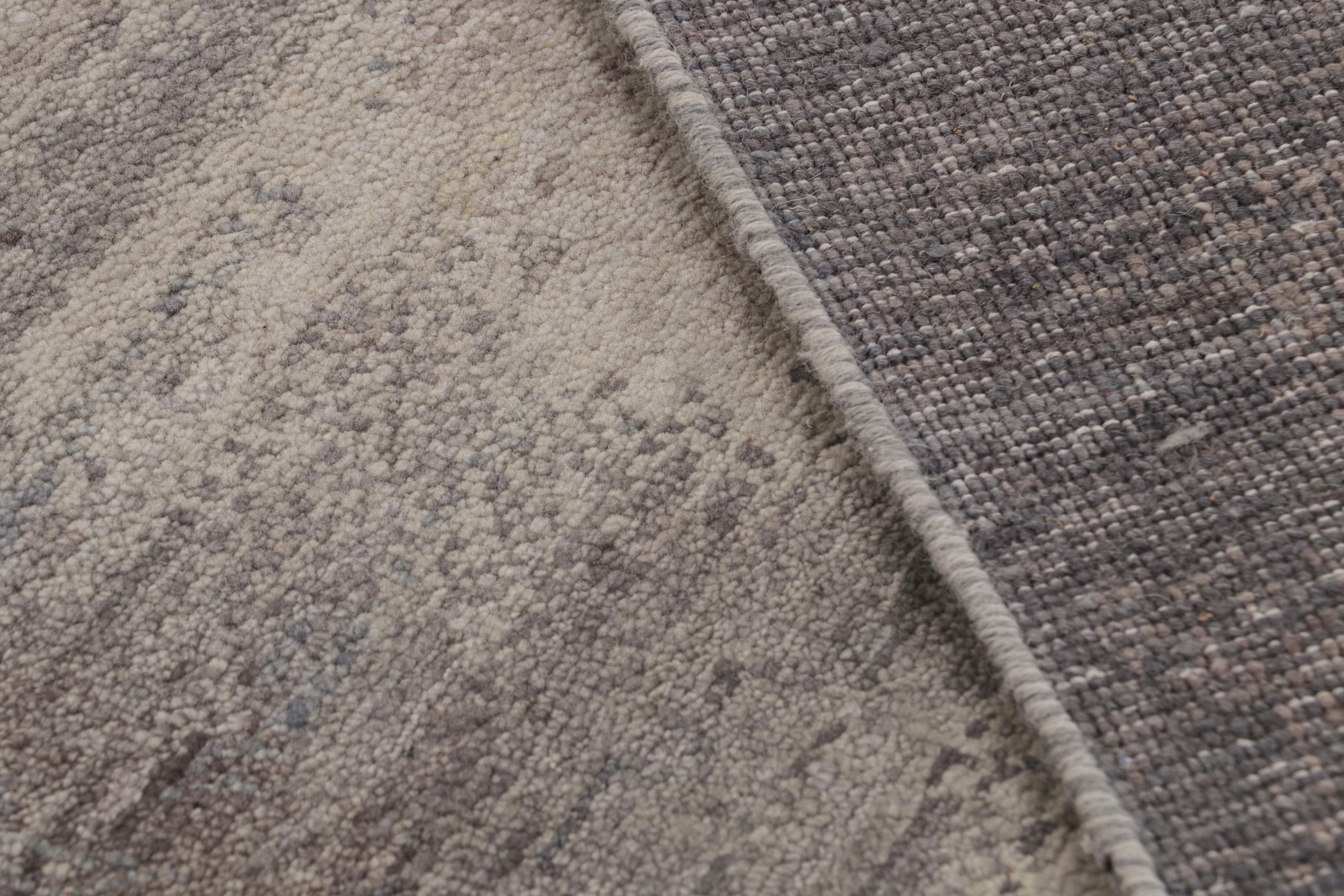 Rug & Kilim's Contemporary Abstract Rug mit silbernen und grauen Mustern (21. Jahrhundert und zeitgenössisch) im Angebot