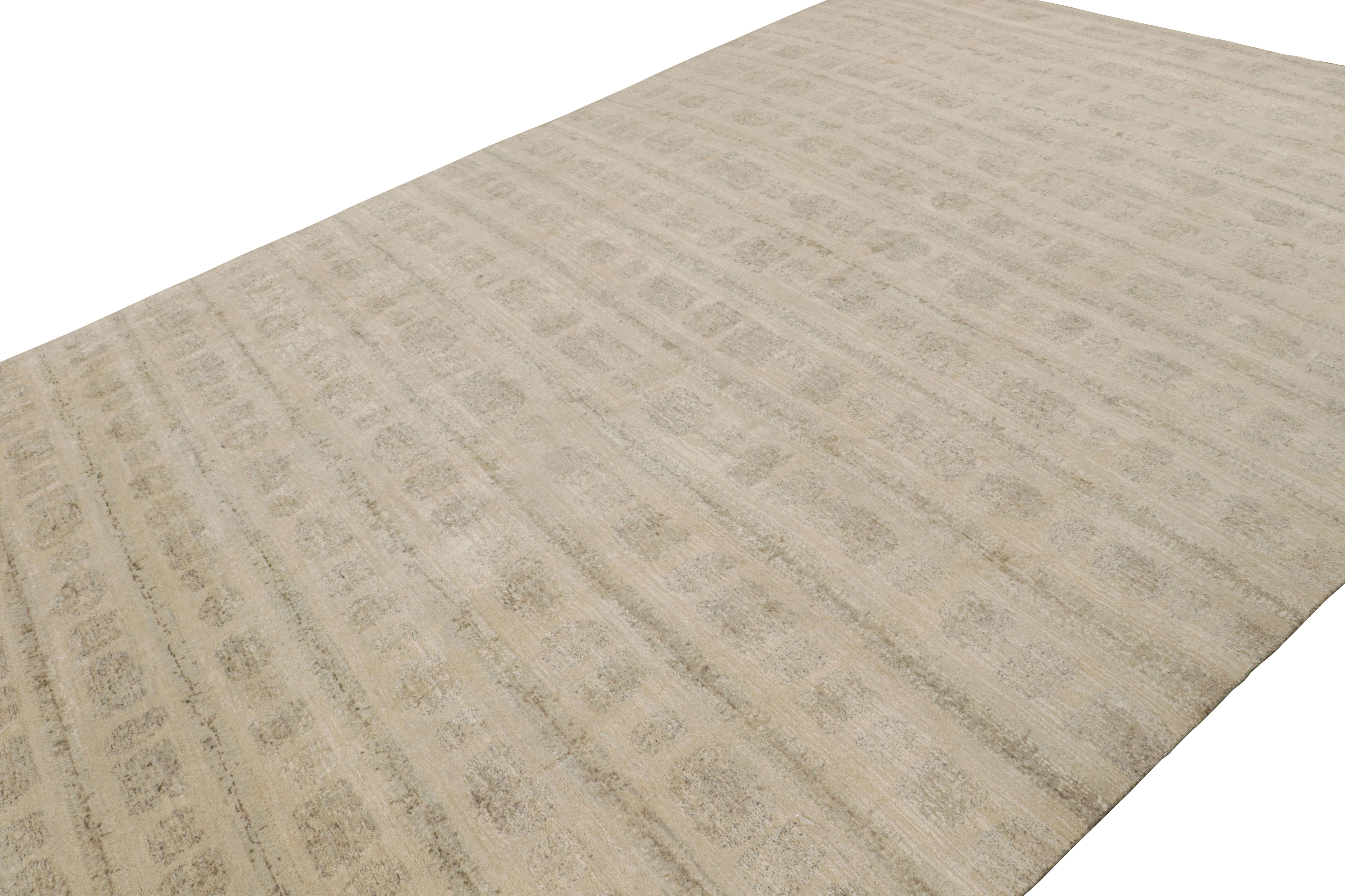 Dieser handgeknüpfte Teppich aus Wolle und Seide im Format 10x14 in Beige zeigt ein abstraktes, minimalistisches Muster in gedämpfter Form. 

Über das Design: 

Die Kollektion erfreut sich an einer originellen Interpretation von einfarbigen