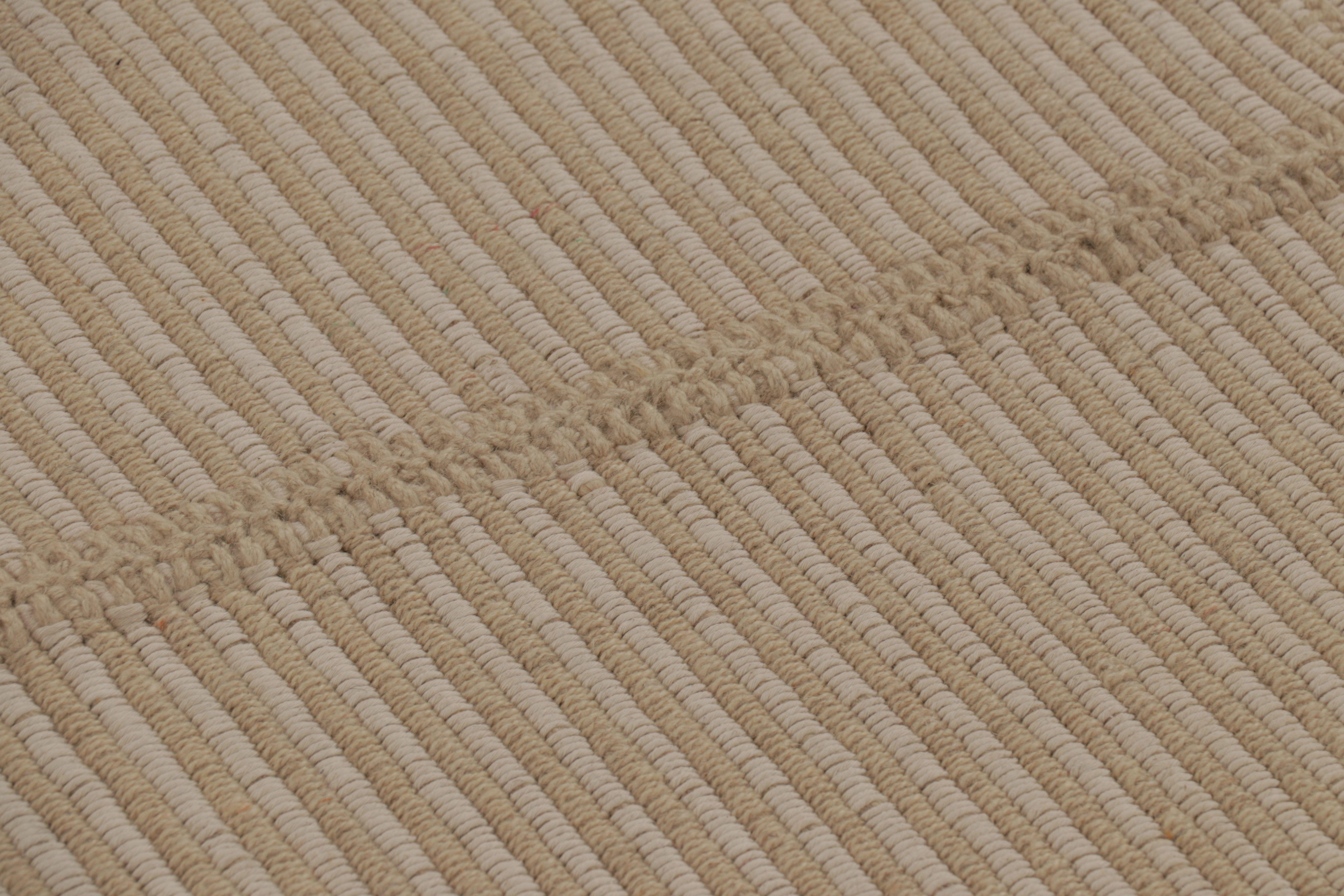 Rug & Kilim's Zeitgenössischer Akzent-Kilim, quadratischer Teppich in Creme und weißen Streifen (Afghanisch) im Angebot