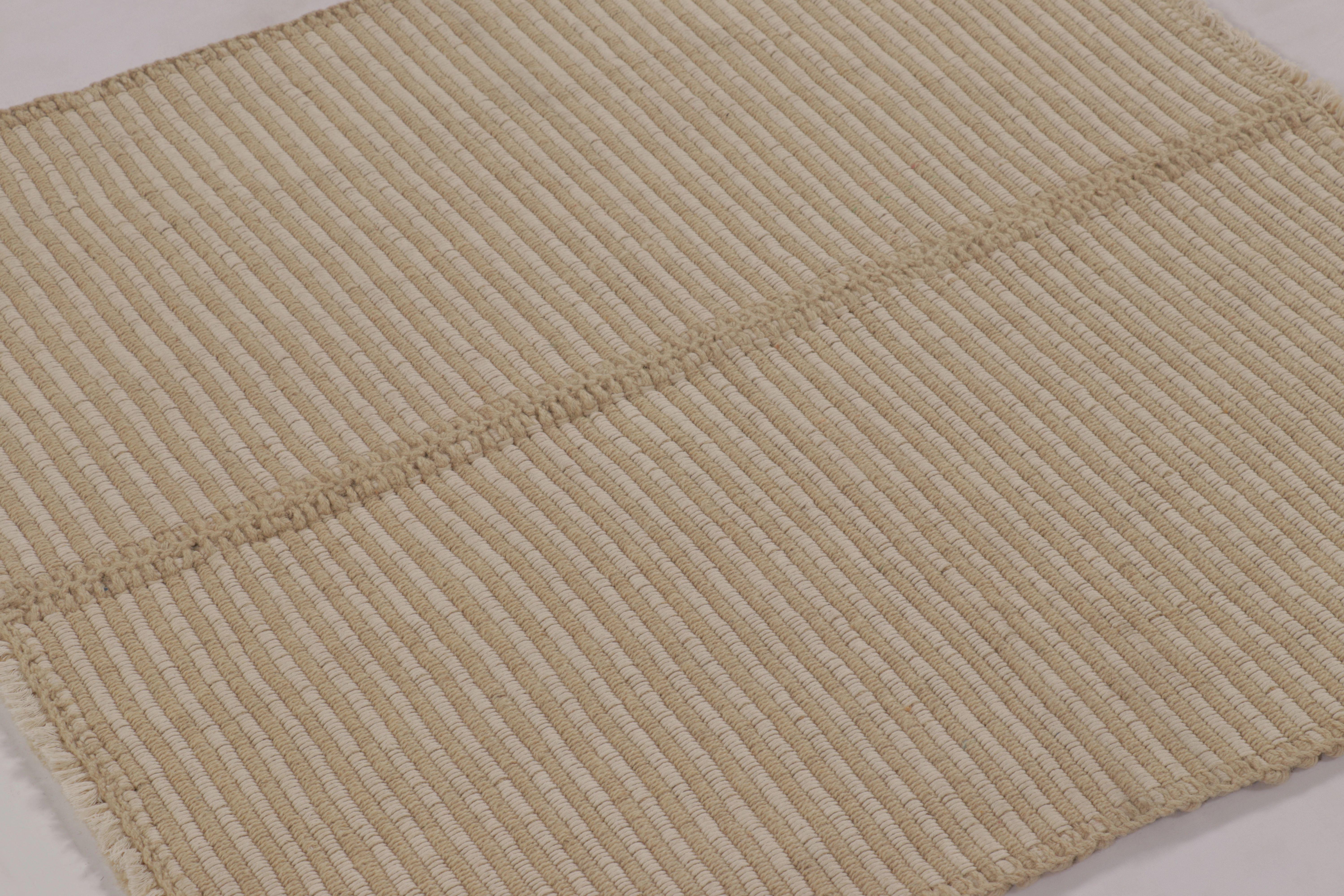 Rug & Kilim's Zeitgenössischer Akzent-Kilim, quadratischer Teppich in Creme und weißen Streifen im Zustand „Neu“ im Angebot in Long Island City, NY