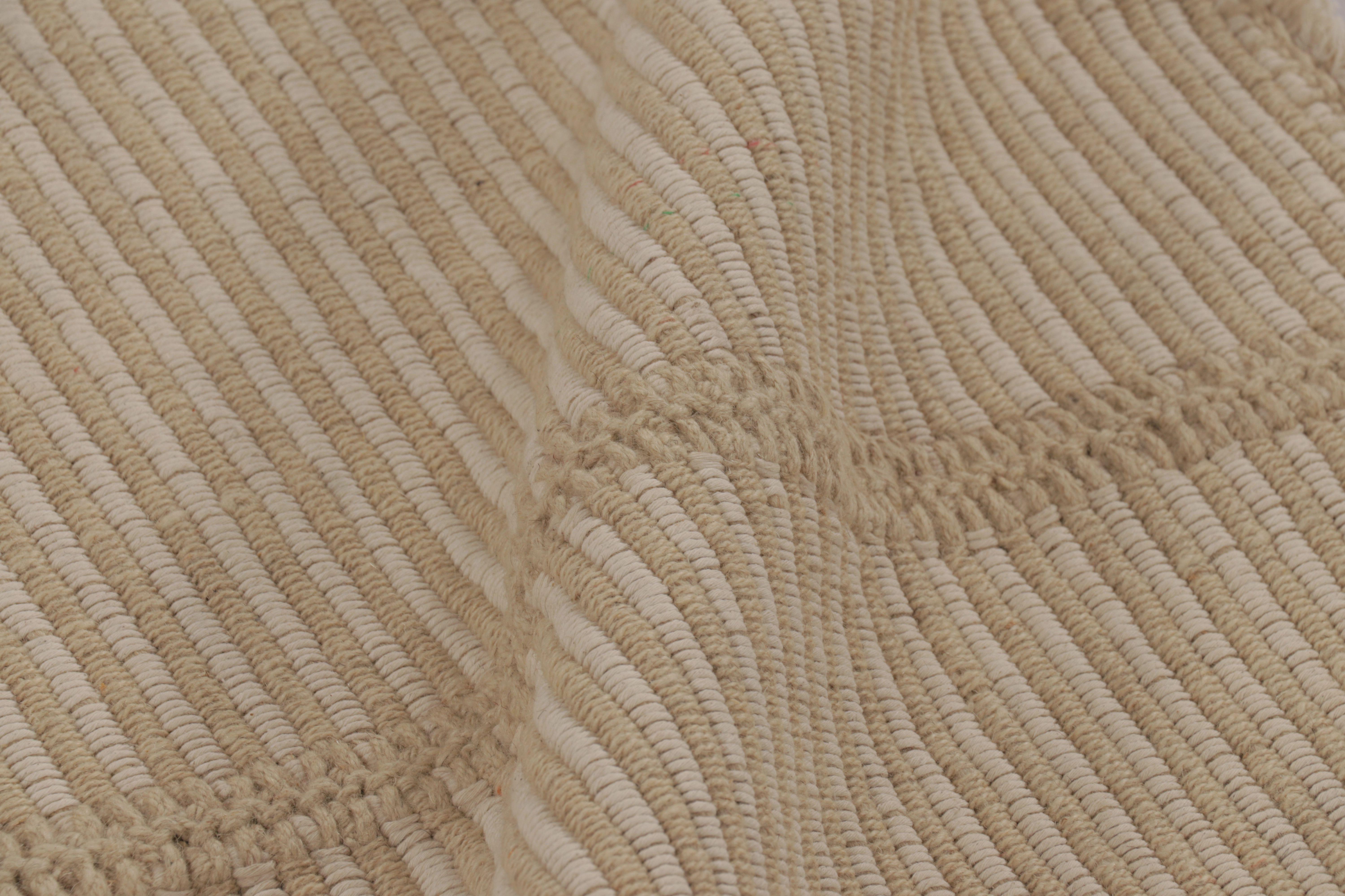 Rug & Kilim's Zeitgenössischer Akzent-Kilim, quadratischer Teppich in Creme und weißen Streifen (21. Jahrhundert und zeitgenössisch) im Angebot