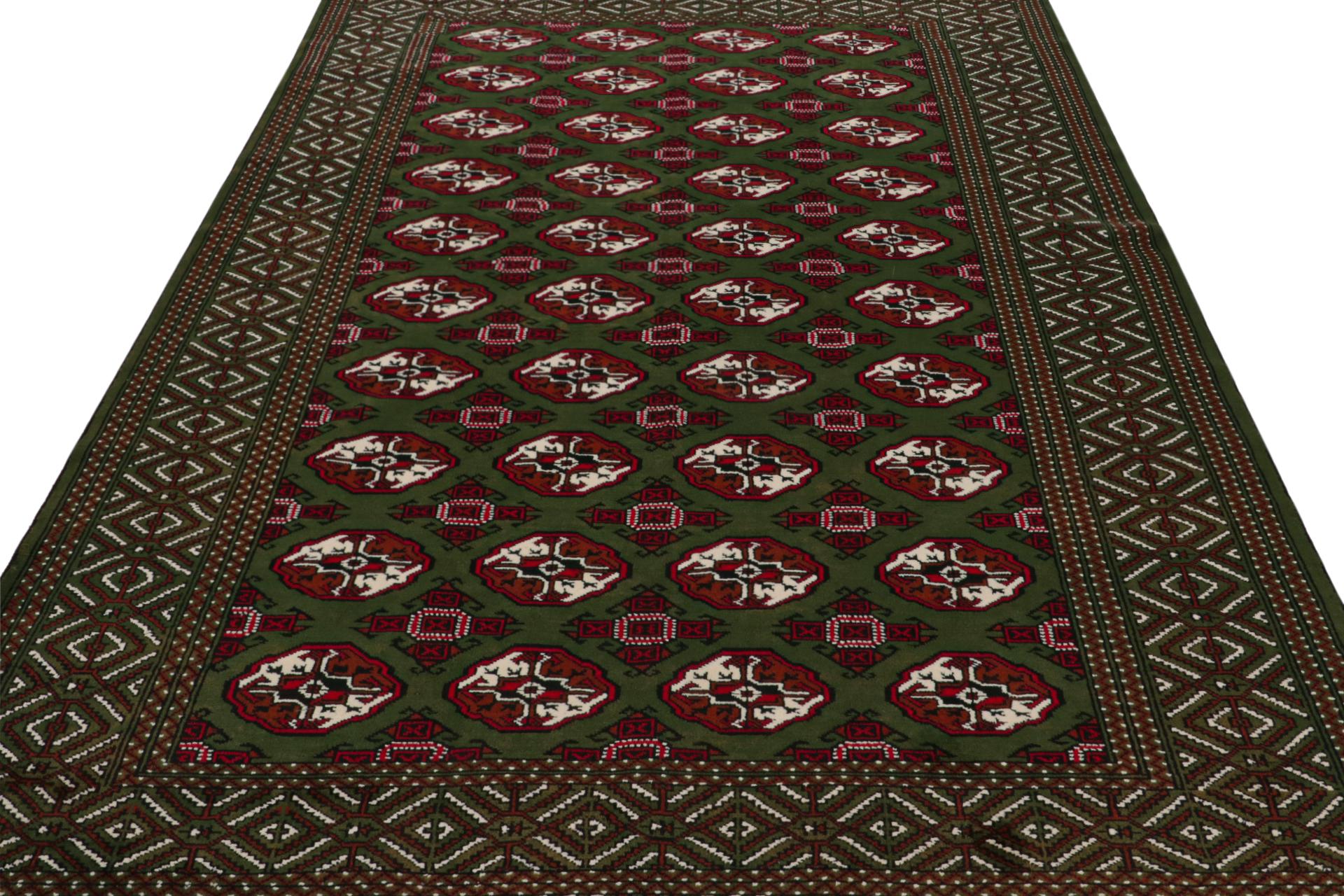 Tribale Tappeto Baluch contemporaneo di Rug & Kilim con motivi rossi e verdi in vendita